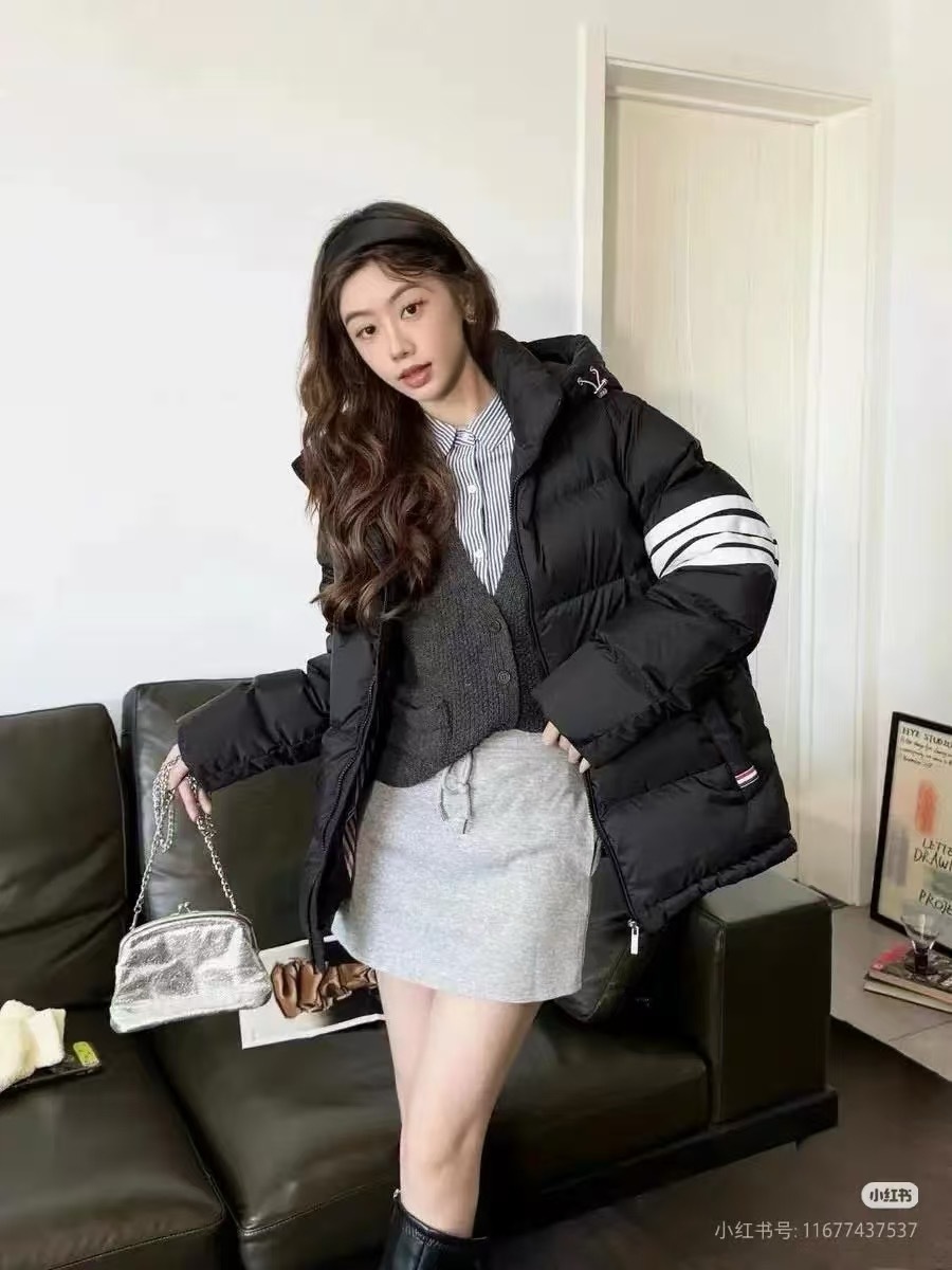 Thom Browne TB汤姆布朗经典四杠彩条连帽羽绒服
上身效果#