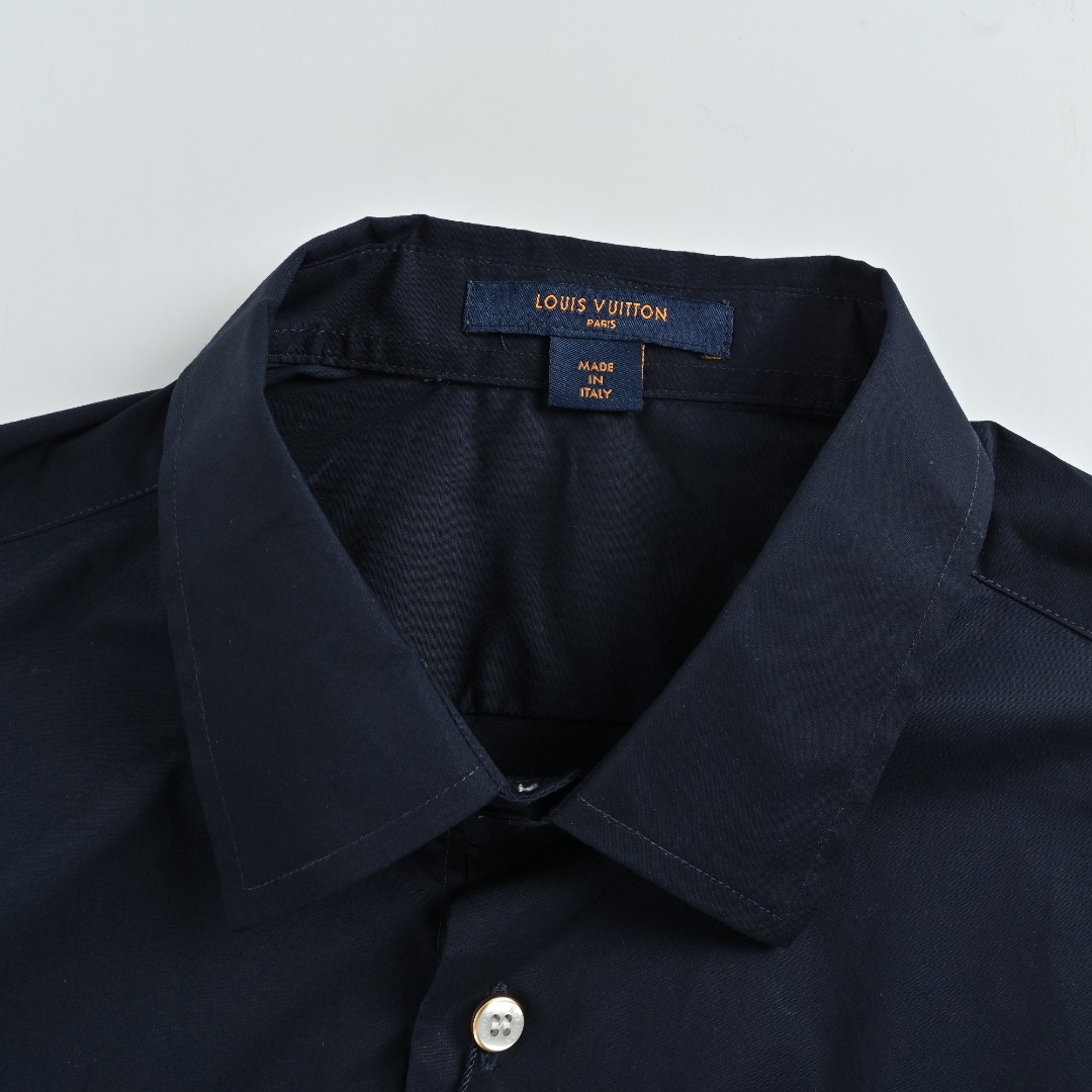本地自取 💰220 Louis Vuitton/路易威登 25Fw Nigo印花衬衫 采用70支人丝府绸布，表面做丝光工艺，手感比较光滑。该款采用德国最新埋夹机制做而成，领口反领立体做法，双边门禁高分位坎法，口袋定位剪裁，字母logo贴布刺绣，纽扣圆孔4眼，三标辅料同步配齐。做工保证、针距细密、走线整齐，品牌工厂流水线生产，男女同款！ Size:S-XL