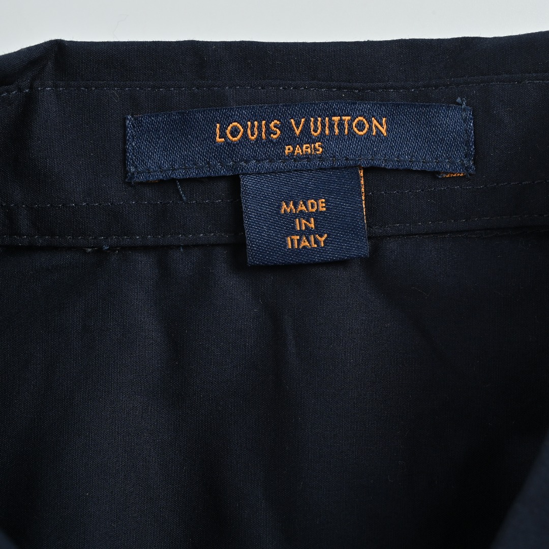 本地自取 💰220 Louis Vuitton/路易威登 25Fw Nigo印花衬衫 采用70支人丝府绸布，表面做丝光工艺，手感比较光滑。该款采用德国最新埋夹机制做而成，领口反领立体做法，双边门禁高分位坎法，口袋定位剪裁，字母logo贴布刺绣，纽扣圆孔4眼，三标辅料同步配齐。做工保证、针距细密、走线整齐，品牌工厂流水线生产，男女同款！ Size:S-XL