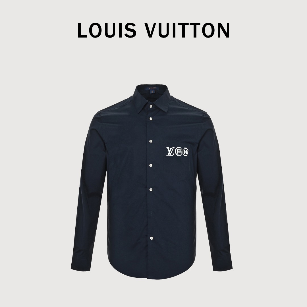本地自取 💰220 Louis Vuitton/路易威登 25Fw Nigo印花衬衫 采用70支人丝府绸布，表面做丝光工艺，手感比较光滑。该款采用德国最新埋夹机制做而成，领口反领立体做法，双边门禁高分位坎法，口袋定位剪裁，字母logo贴布刺绣，纽扣圆孔4眼，三标辅料同步配齐。做工保证、针距细密、走线整齐，品牌工厂流水线生产，男女同款！ Size:S-XL