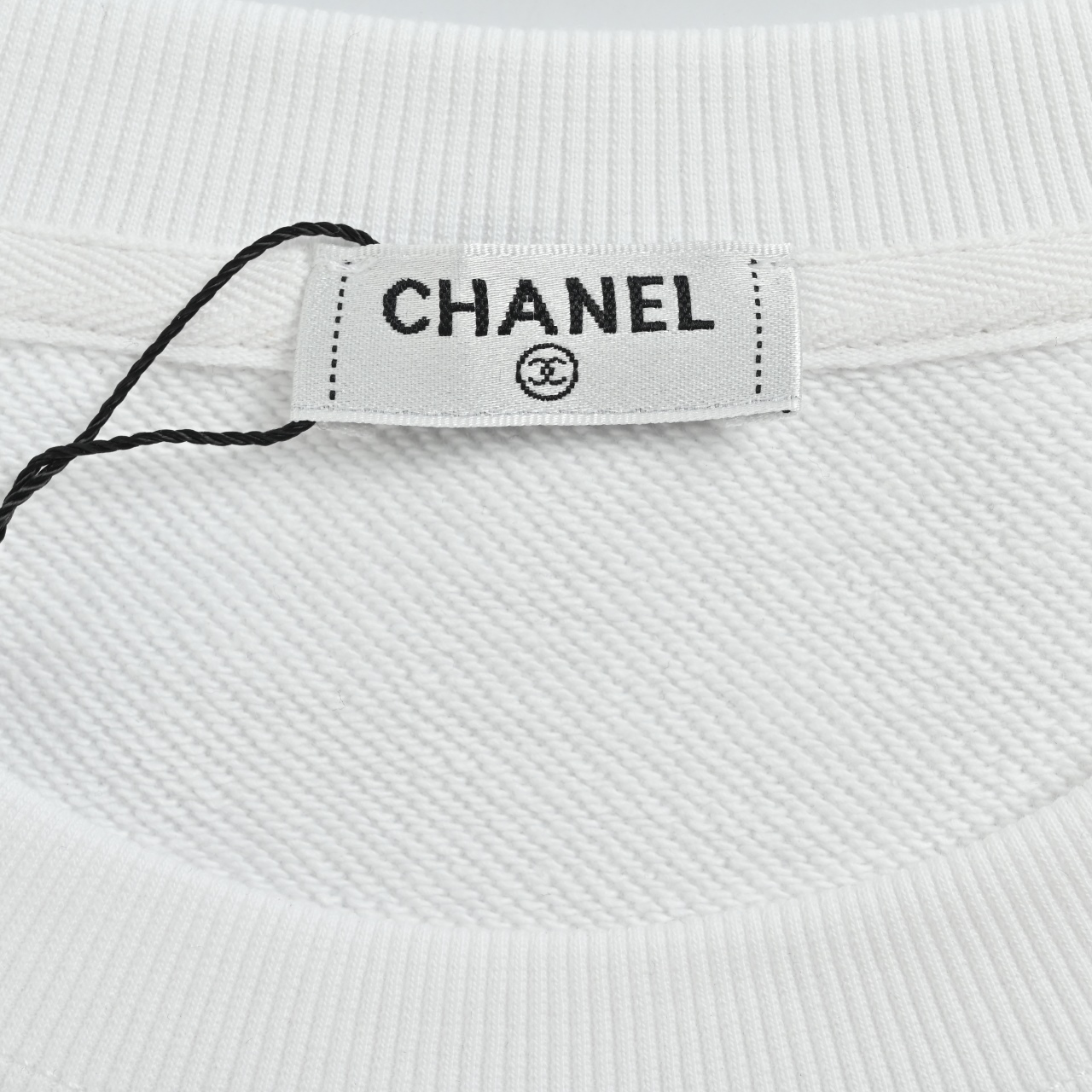 本地自取💰220
Chanel/香奈儿 手绘花 印花圆领卫衣
面料采用400克重双股大毛圈面料,定制32支螺纹,成衣两遍水洗处理,面料舒适亲肤无异感,定制定染面料,纺织密度高,垂感佳,不易变形,厚织感加上紧密纺纱工艺,不会影响卫衣的透气性,成色的饱和度很高,进口数码直喷印花工艺,百搭好看的一款卫衣,宽松版型遮肉显瘦不挑人
Size:S-XL