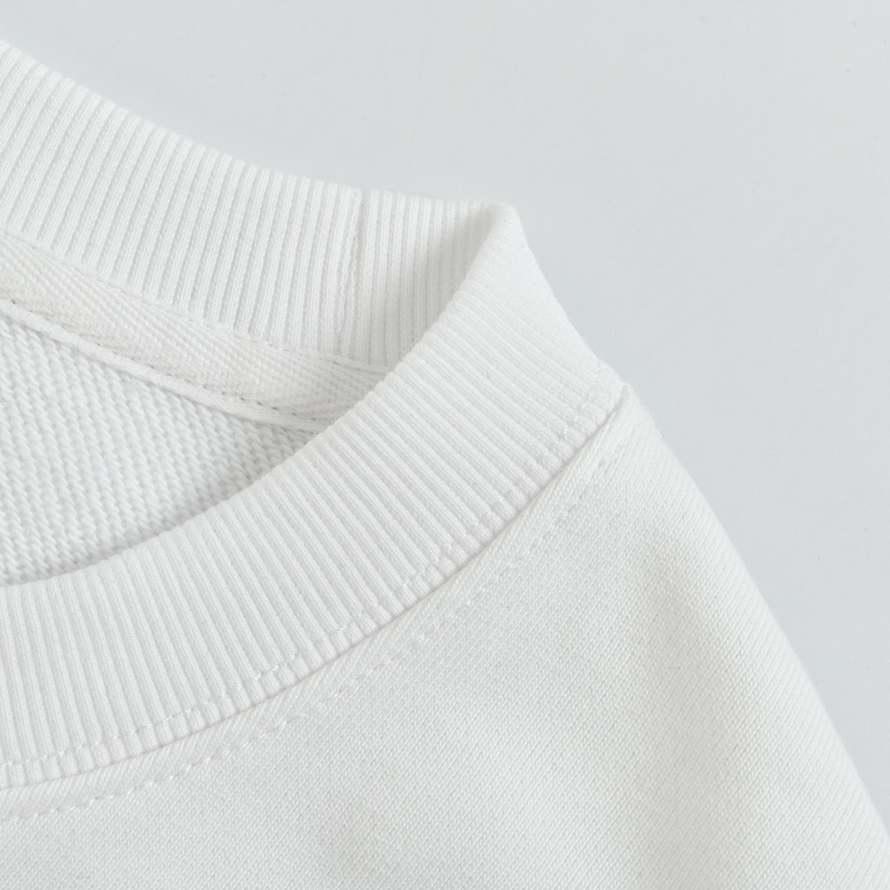 本地自取💰220
Chanel/香奈儿 手绘花 印花圆领卫衣
面料采用400克重双股大毛圈面料,定制32支螺纹,成衣两遍水洗处理,面料舒适亲肤无异感,定制定染面料,纺织密度高,垂感佳,不易变形,厚织感加上紧密纺纱工艺,不会影响卫衣的透气性,成色的饱和度很高,进口数码直喷印花工艺,百搭好看的一款卫衣,宽松版型遮肉显瘦不挑人
Size:S-XL