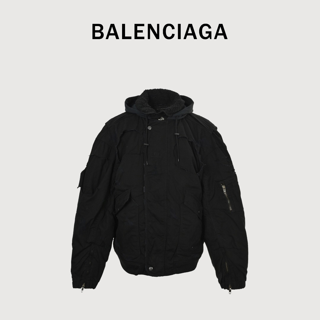 BALENCIAGA巴黎世家BLCG bomber破洞连帽棉服 此款衣服光换工厂就换了三家,面部采用定制军旅加厚细格纹布料.面料周期定制在一个月以上,此款单品由于要做旧糜烂处理加上背后双层夹层设计,一件衣服用料高达5.5m,全套定制做旧铜料五金,整件衣服做工极其复杂,需要上转机车缝.里布我们用的是是菱格丝质里布,里布穿着保暖舒适.冲棉量高达450G,整件衣服及其厚重,外加版型偏大,一件衣服重量高达6斤.全网独家匠心之作,22年最屌最炸单品之一.各大网红博主上身,原版炒作到3.5W一件. Size:1 2 3 4