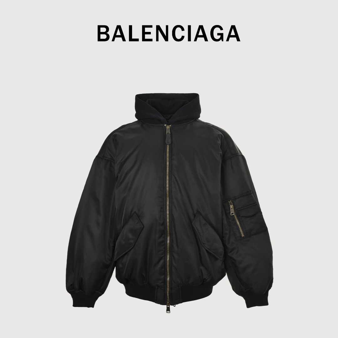 本地自取💰540 BALENCIAGA巴黎世家BLCG bomber双层连帽棉服 外层尼龙，棉布卫衣布，间棉贴棉，整件棉服共5层面料，9种材质，梭织厂针织厂两方调度配合制作工期巨久，今年最重工的棉服款，订制高密度编织尼龙面料，订制尼龙拉链和特大号铜质金属做旧拉链，双层内里水洗做旧500g全棉针织布双袖落肩弯刀抽皱，订制做旧复古四合扣，领口袖口下摆横机双拼色羊毛罗纹，内衬全棉针织表面层尼龙面料，整件单品重磅厚重 Size：0 1 2 3