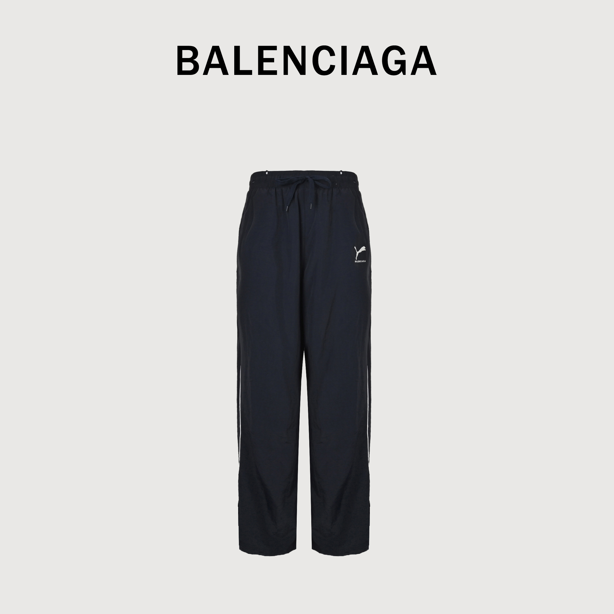 本地自取💰300
BALENCIAGA巴黎世家BLCG X PUMA彪马 联名做旧套装运动长裤
基底材质是棉质混纺针织面料，提供亲肤、透气、舒适的穿着感。增强面料的耐用性、保形性和抗皱能力，并赋予其经典运动服的光滑感和挺括感。款式进行了手工打磨，裤子上出现的破洞、毛边和磨损并非随意为之。它们的位置、大小和形态都经过精心设计，模仿的是长期穿着后自然磨损的状态。破洞边缘的纱线松散，形成毛躁的须边，增加了视觉上的“年代感”。裤子的颜色不是均匀的，而是在膝盖、大腿、口袋边缘、小腿等容易产生摩擦的部位，出现自然的、深浅不一的褪色效果。男女同款 
Size：XS-L
