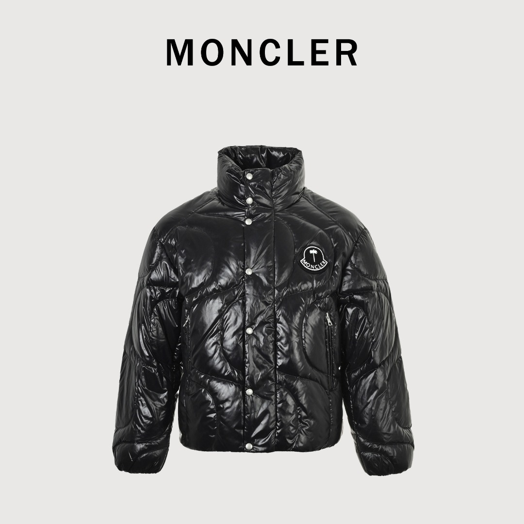 本地自取💰710
𝐌𝐨𝐧𝐜𝐥𝐞𝐫 𝐱 𝐏𝐚𝐥𝐦 𝐚𝐧𝐠𝐞𝐥𝐬 天空之城 
天棕榈天使联名款 林俊杰同款
𝐬𝐢𝐳𝐞:𝟏 𝟐 𝟑 𝟒
90绒高端绒
Moncler x Palm angels联名款 Haunani 系列纯色高领宽松立领羽绒服.天才设计师系
Palm Angels的“天才之城 复古赛车在此飞驰 该空间从赛车的速度和魅力中汲取灵感,呈现棕榈树林立的卡丁车赛道,捕捉70年代赛车竞速的氛围精髓。

以“天才之城”为主题，灵感源自F1赛车的复古魅力，通过棕榈树、卡丁车赛道等元素营造沉浸式空间，展现活力与怀旧交织的氛围。

商品详情
Haunani羽绒夹克从赛车运动汲取灵感，将赛道的曲线和终点线的格子旗转化为绗缝图案。Moncler × PalmAngels短款羽绒服采用轻盈耐久的功能性抗撕裂面料制成。这款Moncler Genius保暖单品配以可拆卸圆形兜帽，令人联想起驾驶员的头盔，可抵御风雨侵袭。
中性设计，标识贴片增添点睛之笔。
•细密抗撕裂面料衬里
•填充鹅绒
•异型绗线刺绣设计
•拉链开合
•拉链口袋
•松紧袖口
•防风门襟
•双标标识
黑色 蓝色 灰色