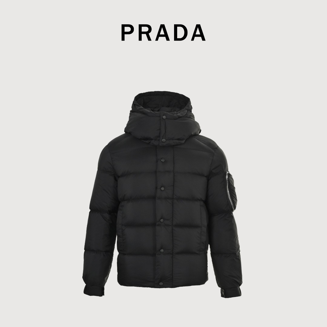 🅿🆁🅰~ 面包羽绒服 Prada/ 普拉达 胸标口袋logo 男女同款羽绒服 采用80高端绒.配色:黑色 米色 帽子可随意拆卸