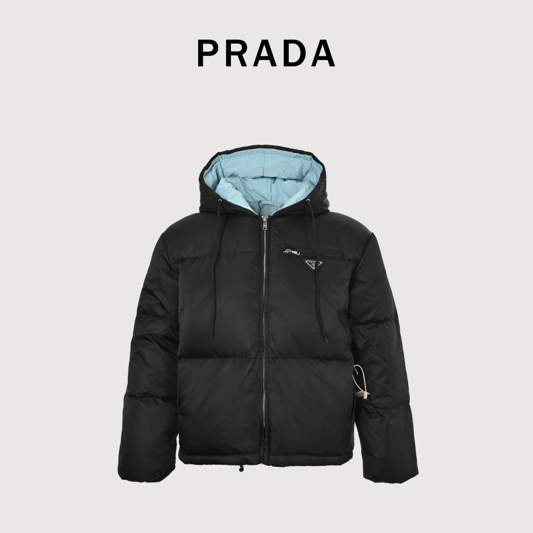 Prada Re-Nylon Prada Re-Nylon女士连帽羽绒夹克.同系立领短款 立领常规款 产品详情 这款羽绒夹克采用当代风格设计与新颖的剪裁,选用标志性的Re-Nylon 面料打造.这种创新的再生尼龙织物源自从海洋中收集的塑料,经过纯化与回收制成.鹅缄填充,饰有标志性的涂珐琅三角形金属徽标. •常规款连帽 •鹅绒填充 •连帽款式 •常规袖 •拉链开合 •拉链嵌线袋 •织物抽绳下摆 •涂珐琅三角形金属徽标 •常规版型,尺码标准 仙女款