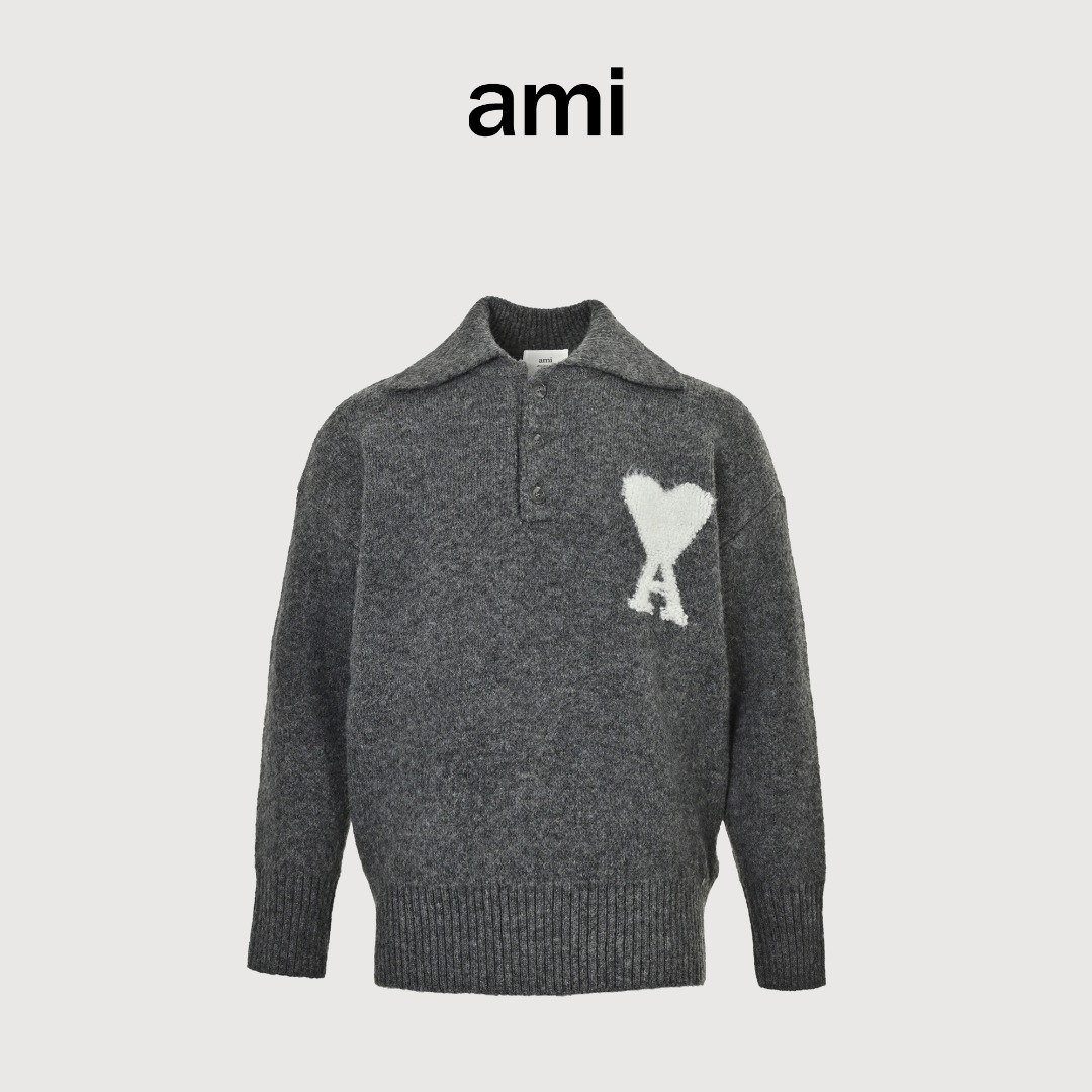 本地自取💰290 AMI PARIS 爱心图案休闲针织POLO云朵毛衣 男女同款深灰色 针织毛衣的制作过程极其复杂,纱线到位后,第一步需要在倒毛机上倒毛,第二步加入特制药水进行水洗纱线去除表面杂质,第三步制作成小片后,需要工人在套口机上一根线一根线去对应进行套口,第四步完成成衣后需成衣水洗固定版型与增加手感,最后还要控制整烫的温度定型后再包装出厂。 此款式与普通毛衣的套口方法不同,采用了反套工艺,次工艺极其考验工人的手法。 此件衣服机器上机时间很慢,采用5针进口STOLL机器,一件衣服高达110分钟,一天22个小时,仅能产出10件成品,大码单件成品重量高达1000g,慢工出细活。 爱心部分采用嵌花工艺,经过多次打版调试达到原版效果,极其考验师傅的技术和织造机器的工艺。为了确保纽扣材质大小与原版一致,对原版进行拆解分析,独立定制开模,定做牛角扣,刻字LOGO,高度还原原版,定制原版一致水洗三标,特殊材质水洗唛,正反面尺码标,全部细节都拿下。 男女同款,洗涤建议手洗或者轻柔机洗,机洗请单独单件套洗衣袋轻柔机洗,不能烘干和热水洗涤,不能长时间浸泡暴晒,平铺晾干,不能直接挂晾,正确的洗涤方式可使衣服使用寿命延长 G Size:S-XL