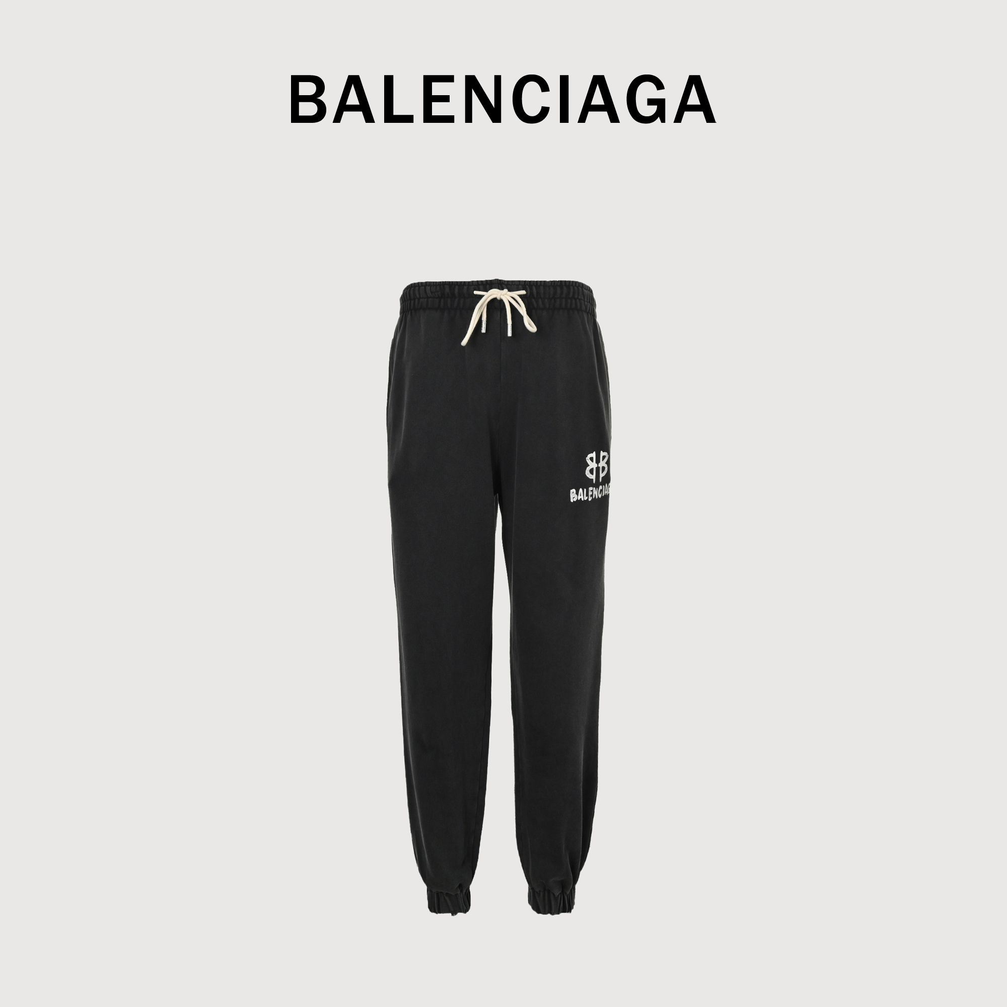 本地自取💰220 Balenciaga/巴黎世家 水洗BB字母印花织带长裤 采用26支精梳棉+10支全棉，克重340G，面料用的是国产新疆优质棉纱，新疆棉花是国产棉花中公认的优等材料。布料是用国际公认的福原针织机织造，面料纹理清晰，回弹性好，抗皱性很强，耐磨性和透气性较好，贴肤，不容易松垮具有持久挺阔效果，面料光泽度、强度、耐磨性较好，缩水率小，骨架感很好。纯棉布是气流液缸生产，环保染色达到国家一等品要求，不易掉色，不容易出现折痕爪痕。好穿到一年四季都可拥有：缝纫机针采用9号圆头针，不扎破不扎断面料的纤维，走线3CM/14针的密度，紧密不松垮不稀疏；缝纫线采用进口防油处理线，不会出现油渍现象；坎车为银剑带刀进口车，不吃布、不余布，足足的品牌高货感！ size：XS-L