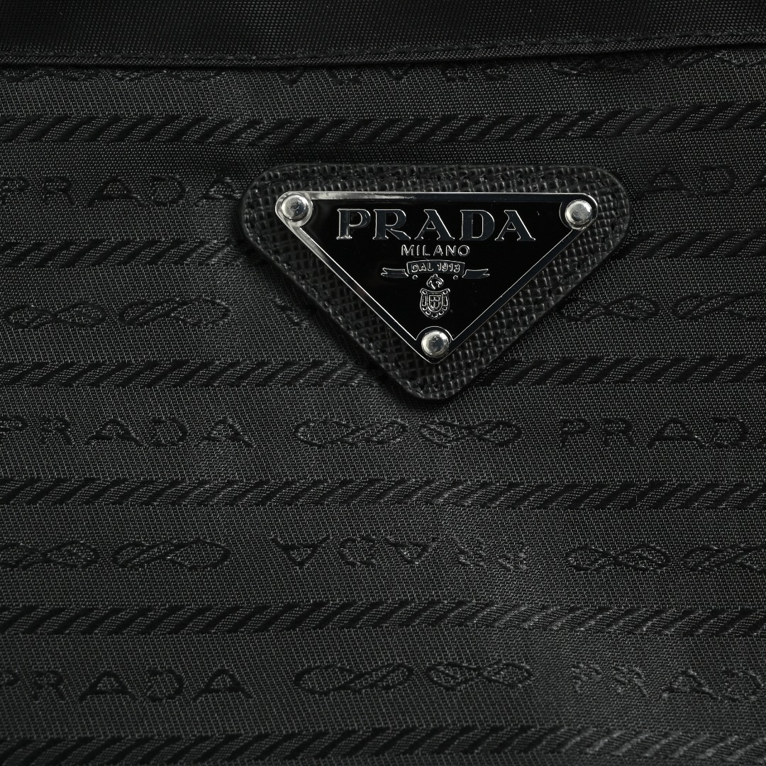 本地自取 💰650 Prada/普拉达 暗纹提花双面穿羽绒服 肩颈部位采用标志性再生尼龙面料,暗纹面料为600T高密度尼龙纤维,经特氟龙涂层处理后防水抗皱,衣身侧边拼接哑光黑缎面,前幅运用Prada标志性暗纹提花工艺,远观呈纯粹哑光黑,近看可见几何线条编织的“隐形图腾”,填充物选用260g 90白鸭绒,保暖性卓越,绒子经严格筛选处理,不易钻绒且耐用,1比1定制辅料三标 Size:46-52