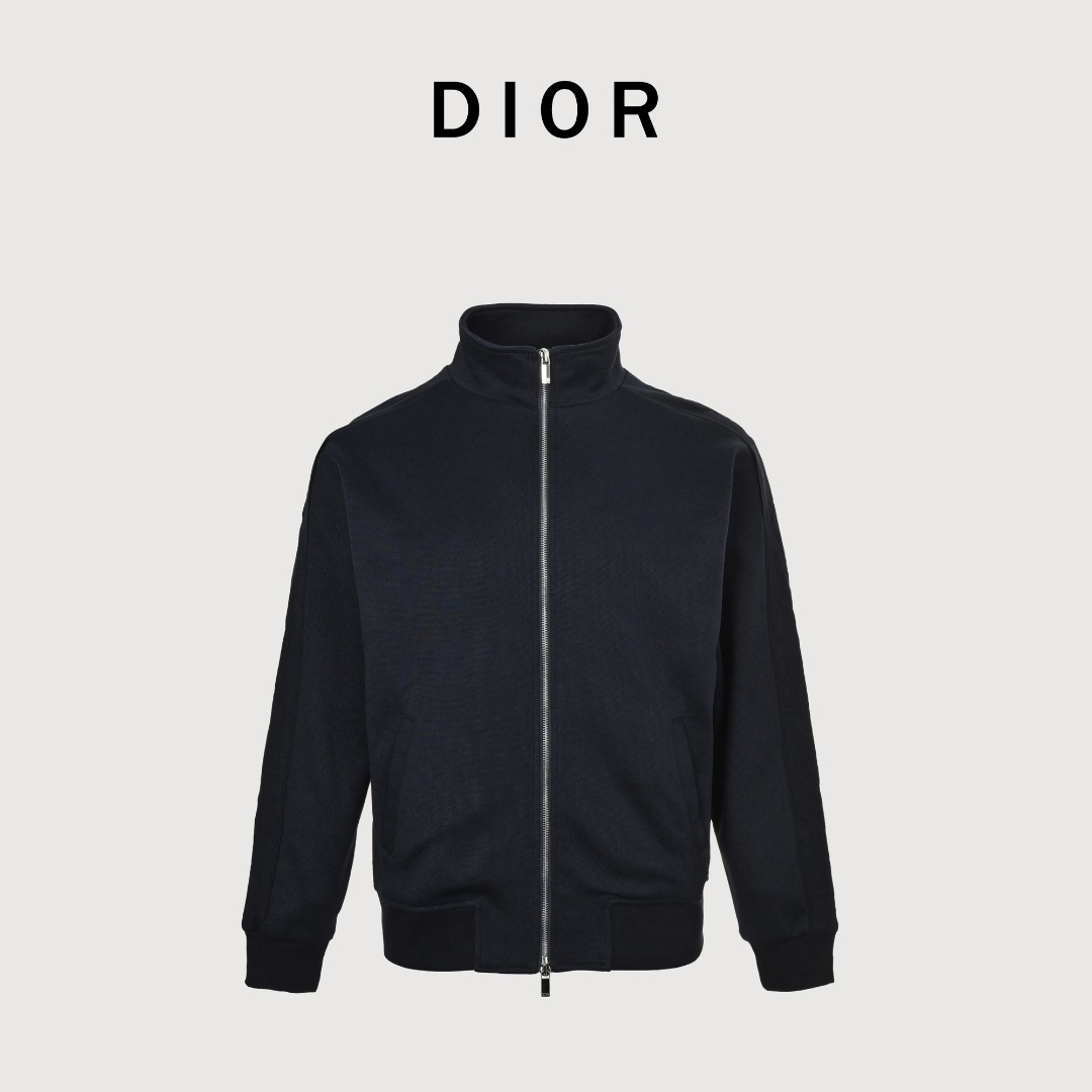 本地自取💰350
DIOR迪奥CD 浮雕袖双头拉链立领外套
原版定制面料质感出众，触感柔软顺滑，同时有着不错的挺括度，穿着舒适自在，还能轻松塑造出利落有型的外观，立领设计简约大方，贴合颈部线条，很好地起到了修饰脖颈的作用，为整体造型增添了一份干练与精致感，两侧的口袋实用又美观，与衣身整体风格和谐统一，方便放置小物件的同时，也让衣身更具实用性与设计感，拉链顺滑好拉，金属质感的拉链头与外套颜色搭配协调，不仅是实用的闭合装置，更成为了衣身上的一处亮眼细节，提升了整体的时尚层次
 Size：S-L