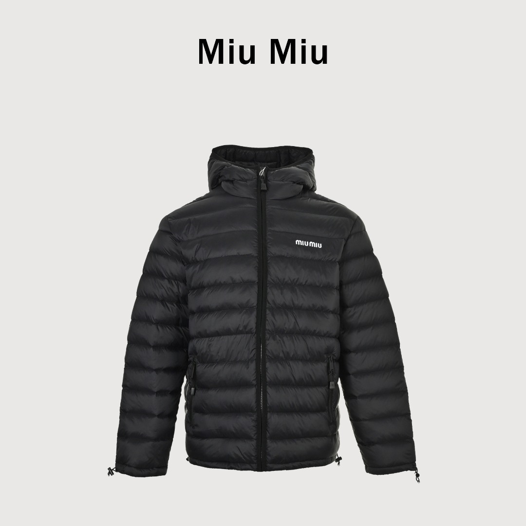 本地自取💰520 MIU MIU缪缪MM 字母刺绣连帽羽绒服 选用高支数的聚酰胺纤维打造的高端尼龙面料,以出色的抗拉强度和耐磨性能著称,其良好柔韧性使面料不易起皱,长久保持挺括有型。紧密的织法有效阻挡冷风侵袭,锁住羽绒层产生的暖空气。高密度尼龙表面形成一定的荷叶效应,小水滴不易渗透,保持内部干爽,有效提升羽绒使用寿命。 采用90国标高品质羽绒,充绒量达到了180克,蓬松度高、保暖性强,轻盈无负担,轻松应对寒冷天气。无论是都市通勤还是户外休闲,这件连帽羽绒服皆以出色性能和简约设计,成为冬季衣橱中不可或缺的单品 1、徽标采用进口机刺绣工艺,使用先进的计算机控制系统和精密的机械部件,实现mimiu刺绣作业,精度高、线条流畅且细腻。 2、选用进口7号针+防绒细线绗缝,每三公分达13针,线迹顺直,不跳针。 3、拉链的两侧被配套的面料包裹缝合,使得从正面和侧面看,几乎看不到拉链的齿和链带,包边不是到领口就停止,而是继续向上,只能看到一条连贯、平整的缝合线。实现完美的防风连续性,更创造了流畅,高级的线条感。 Size:46 48 50 52