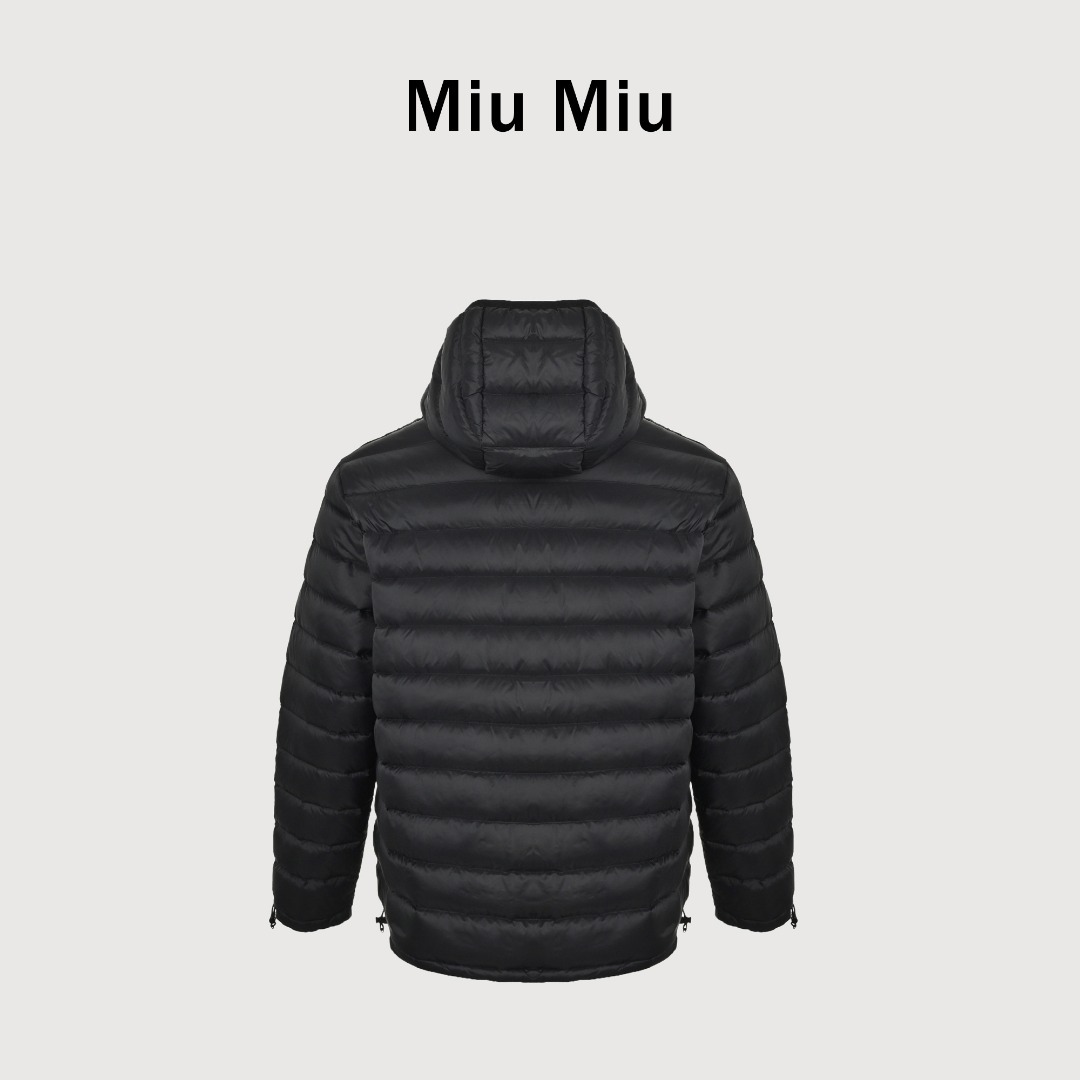 本地自取💰520 MIU MIU缪缪MM 字母刺绣连帽羽绒服 选用高支数的聚酰胺纤维打造的高端尼龙面料,以出色的抗拉强度和耐磨性能著称,其良好柔韧性使面料不易起皱,长久保持挺括有型。紧密的织法有效阻挡冷风侵袭,锁住羽绒层产生的暖空气。高密度尼龙表面形成一定的荷叶效应,小水滴不易渗透,保持内部干爽,有效提升羽绒使用寿命。 采用90国标高品质羽绒,充绒量达到了180克,蓬松度高、保暖性强,轻盈无负担,轻松应对寒冷天气。无论是都市通勤还是户外休闲,这件连帽羽绒服皆以出色性能和简约设计,成为冬季衣橱中不可或缺的单品 1、徽标采用进口机刺绣工艺,使用先进的计算机控制系统和精密的机械部件,实现mimiu刺绣作业,精度高、线条流畅且细腻。 2、选用进口7号针+防绒细线绗缝,每三公分达13针,线迹顺直,不跳针。 3、拉链的两侧被配套的面料包裹缝合,使得从正面和侧面看,几乎看不到拉链的齿和链带,包边不是到领口就停止,而是继续向上,只能看到一条连贯、平整的缝合线。实现完美的防风连续性,更创造了流畅,高级的线条感。 Size:46 48 50 52