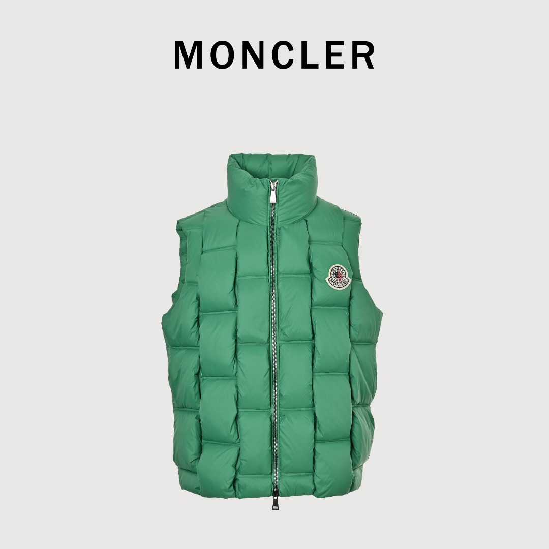 本地自取💰700 
Moncler/蒙口 25Fw编织马甲
Moncler x Christopher Raxxy 明星同款 男女款3D绗缝拉链羽服
采用新国标90白鸭绒填充，顶级版本。这款羽绒是Moncler xChristopher Raxxy系列的男女同款单品，装饰元素传达了梦想阶梯的设计理念。
演员周雨彤、王安宇倾情演绎“梦幻楼梯”设计理念.
这款立体绗缝羽绒马甲采用轻质抗撕裂面料制成，由品牌携手
Christopher Raxxy合作打造。此款羽绒外套设计源自螺旋楼梯，其装饰元素代表着蜿蜒曲折的命运台阶。
详情
•采用轻质抗撕裂面料制成
•细密抗撕裂面料衬里
•拉链开和
•隐藏式口袋
•防风门襟
•拉链开合
•绗缝贴片，填充羽绒
•配送防尘袋
•编码：727
颜色：黑色、白色、绿色
尺码：48-56（1#-5#）
