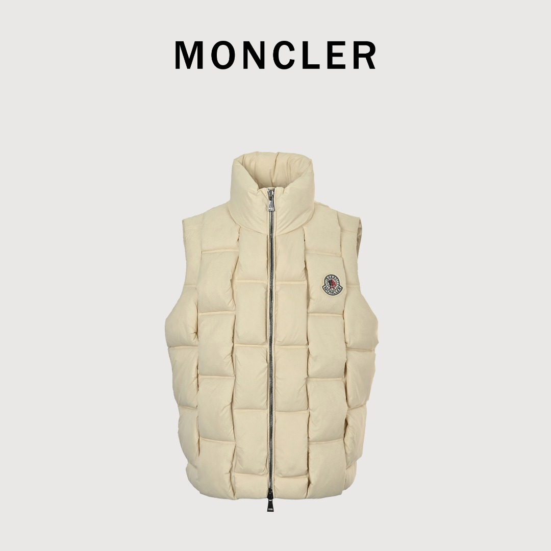 本地自取💰650 Moncler/蒙口 25Fw编织马甲 Moncler x Christopher Raxxy 明星同款 男女款3D绗缝拉链羽服 采用新国标90白鸭绒填充，顶级版本。这款羽绒是Moncler xChristopher Raxxy系列的男女同款单品，装饰元素传达了梦想阶梯的设计理念。 演员周雨彤、王安宇倾情演绎“梦幻楼梯”设计理念. 这款立体绗缝羽绒马甲采用轻质抗撕裂面料制成，由品牌携手 Christopher Raxxy合作打造。此款羽绒外套设计源自螺旋楼梯，其装饰元素代表着蜿蜒曲折的命运台阶。 详情 •采用轻质抗撕裂面料制成 •细密抗撕裂面料衬里 •拉链开和 •隐藏式口袋 •防风门襟 •拉链开合 •绗缝贴片，填充羽绒 •配送防尘袋 •编码：727 颜色：黑色、白色、绿色 尺码：48-56（1#-5#）