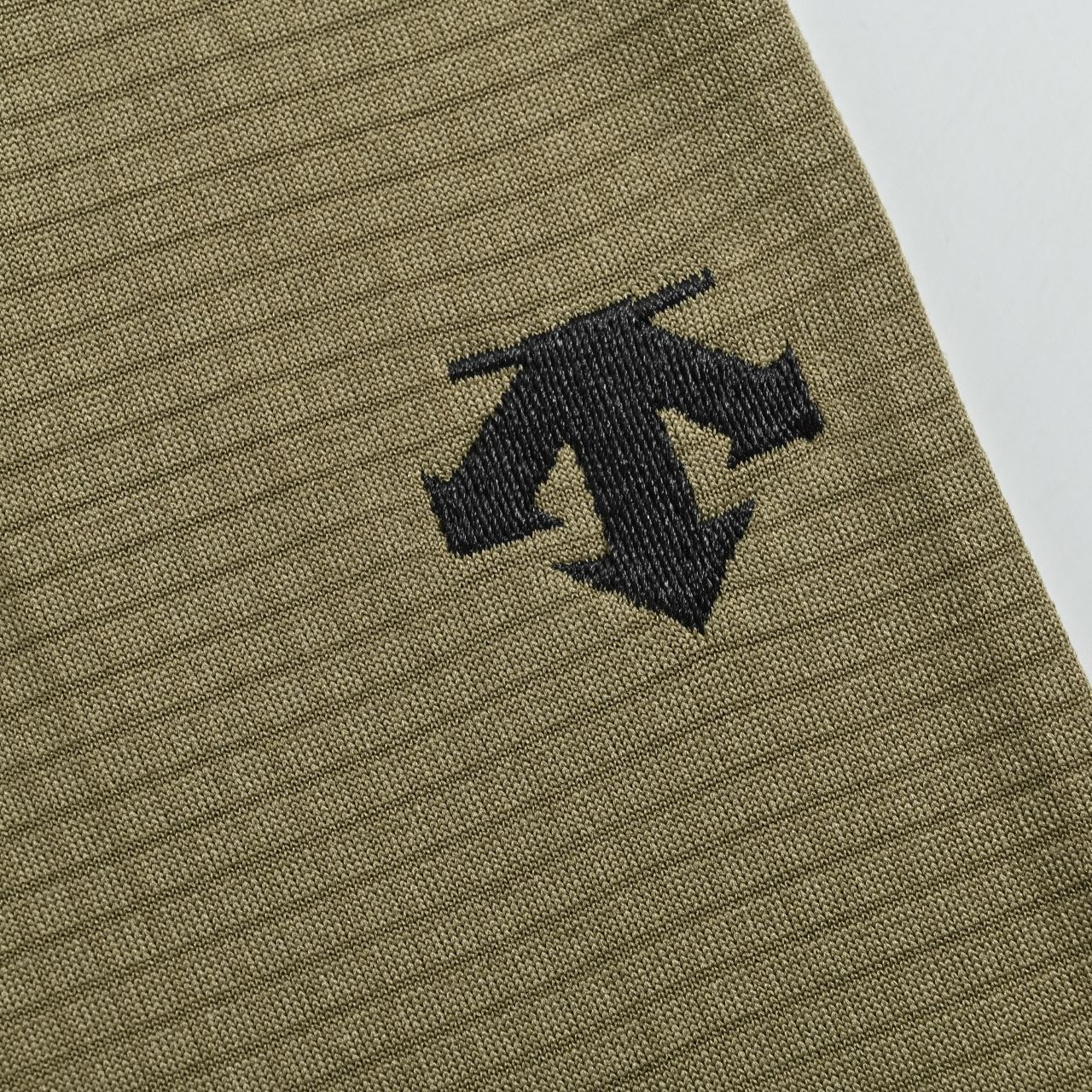 本地自取💰220
DESCENTE迪桑特RWSB男女POLARTEC抓绒亲肤保暖滑雪中层针织套头衫
内搭秋冬新款 透气 保暖 上身特别舒服、 外穿 打底 运动 多场景穿搭 达人必备!
迪桑特的面料大家应该都清楚,全部定制客供,不是一般面料能够比拟的。前期上的很多迪桑特的东西,都非常受大家的欢迎,本期这款长袖加绒T,绝对也是给大家一个福利!
高弹力尼龙客供面料,手感质感乃至上身体验感都绝佳。速干紧身,高弹力面料上身非常有型。健身,休闲,运动穿着绝对是你不二的选择!
Size: M-3XL