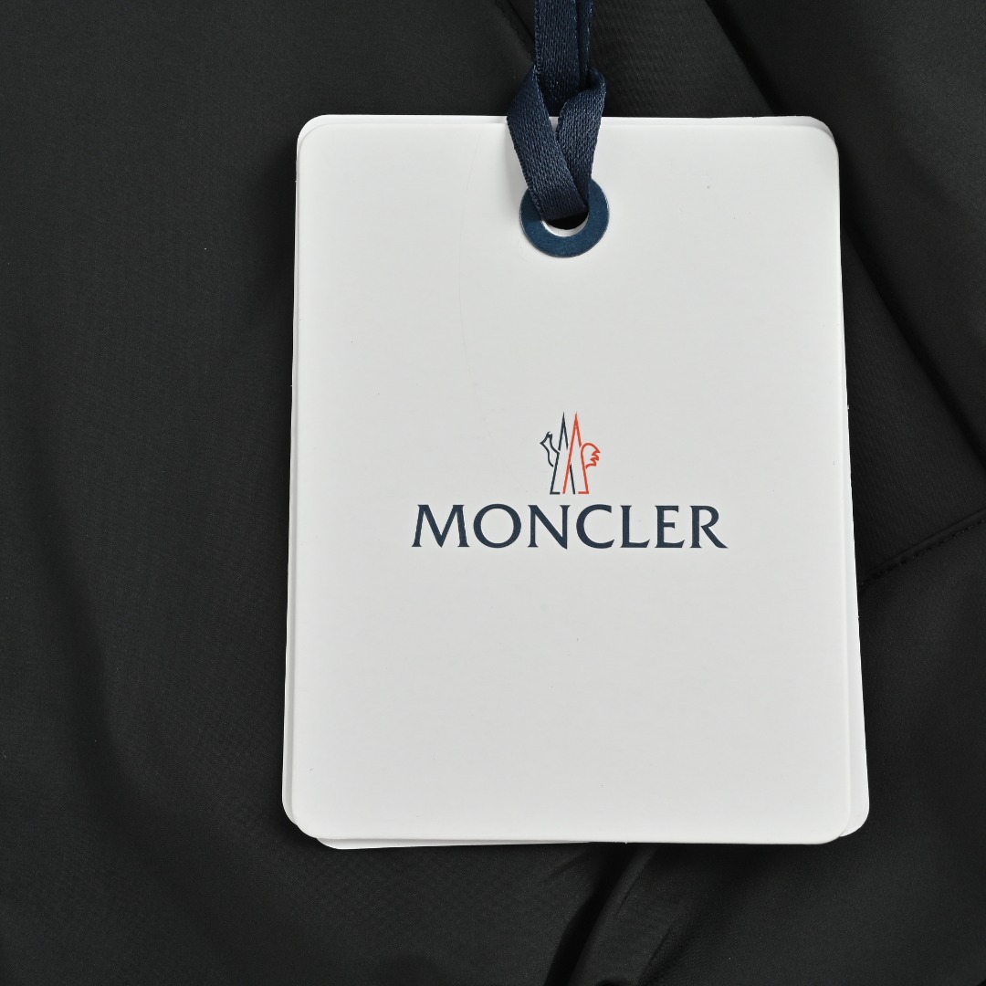 本地自取💰500
MONCLER蒙口MC 毛领双面飞行员羽绒外套
定制柔绒哑光锦织料,电脑机械充绒,优先通过制作内胆纸样,以确定充绒区域按照原版立体效果来确定每平方米羽绒的克重,从而计算出每个裁片的充绒量,电脑充绒机采用数字式称重单元,实现稳定计量 ,电脑模板机行线, 电脑模板机的行线工艺呈现出极高的工整度和平顺性,工艺师在操作过程中对尺寸的精确控制,确保每一条行线都符合设计要求,整个模板的线条流畅而统一 整洁美观,人体学立体裁剪,做工复杂,繁琐,时效慢,损耗高,人工重装开袋,针对泰迪绒高密度厚重面料,通过专用骨针在面料背面精准抬出袋口立体结构,分单层基础塑形与多层边缘加固两阶段操作,定制辅料,双面可穿
Size:1 2 3 4