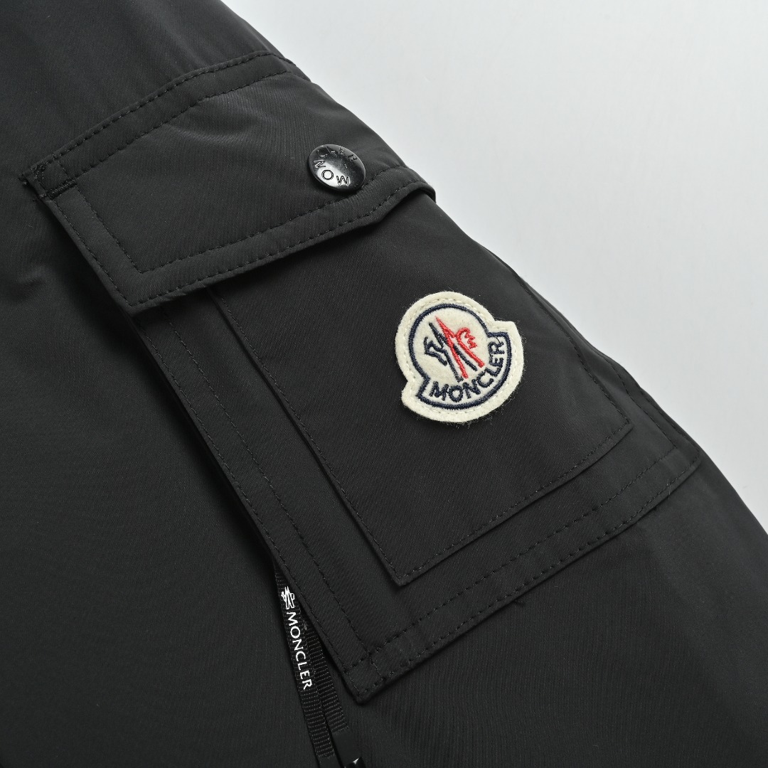 本地自取💰500
MONCLER蒙口MC 毛领双面飞行员羽绒外套
定制柔绒哑光锦织料,电脑机械充绒,优先通过制作内胆纸样,以确定充绒区域按照原版立体效果来确定每平方米羽绒的克重,从而计算出每个裁片的充绒量,电脑充绒机采用数字式称重单元,实现稳定计量 ,电脑模板机行线, 电脑模板机的行线工艺呈现出极高的工整度和平顺性,工艺师在操作过程中对尺寸的精确控制,确保每一条行线都符合设计要求,整个模板的线条流畅而统一 整洁美观,人体学立体裁剪,做工复杂,繁琐,时效慢,损耗高,人工重装开袋,针对泰迪绒高密度厚重面料,通过专用骨针在面料背面精准抬出袋口立体结构,分单层基础塑形与多层边缘加固两阶段操作,定制辅料,双面可穿
Size:1 2 3 4