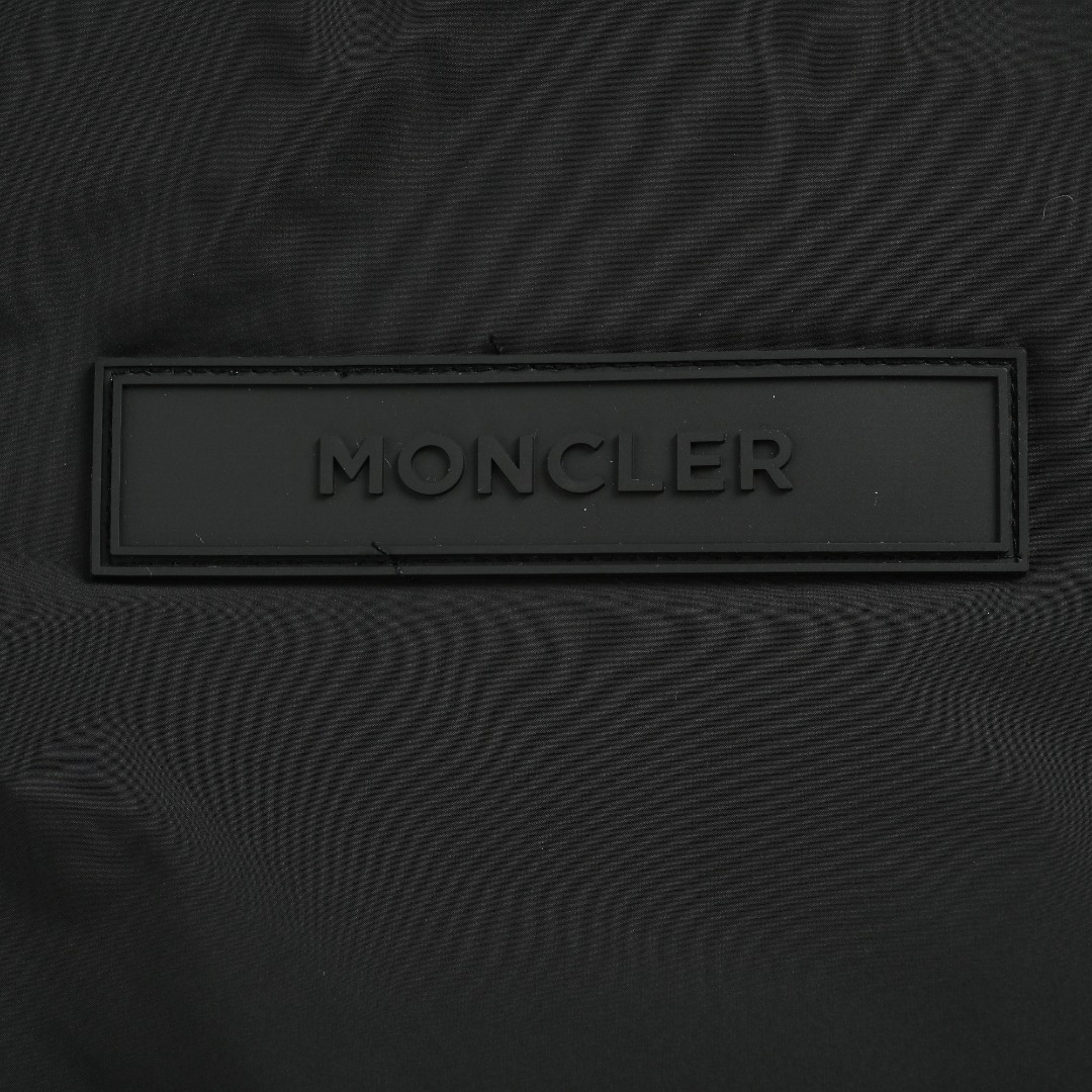 本地自取💰500
MONCLER蒙口MC 毛领双面飞行员羽绒外套
定制柔绒哑光锦织料,电脑机械充绒,优先通过制作内胆纸样,以确定充绒区域按照原版立体效果来确定每平方米羽绒的克重,从而计算出每个裁片的充绒量,电脑充绒机采用数字式称重单元,实现稳定计量 ,电脑模板机行线, 电脑模板机的行线工艺呈现出极高的工整度和平顺性,工艺师在操作过程中对尺寸的精确控制,确保每一条行线都符合设计要求,整个模板的线条流畅而统一 整洁美观,人体学立体裁剪,做工复杂,繁琐,时效慢,损耗高,人工重装开袋,针对泰迪绒高密度厚重面料,通过专用骨针在面料背面精准抬出袋口立体结构,分单层基础塑形与多层边缘加固两阶段操作,定制辅料,双面可穿
Size:1 2 3 4