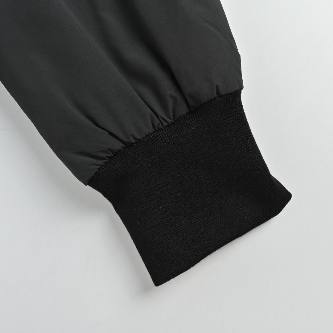 本地自取💰500
MONCLER蒙口MC 毛领双面飞行员羽绒外套
定制柔绒哑光锦织料,电脑机械充绒,优先通过制作内胆纸样,以确定充绒区域按照原版立体效果来确定每平方米羽绒的克重,从而计算出每个裁片的充绒量,电脑充绒机采用数字式称重单元,实现稳定计量 ,电脑模板机行线, 电脑模板机的行线工艺呈现出极高的工整度和平顺性,工艺师在操作过程中对尺寸的精确控制,确保每一条行线都符合设计要求,整个模板的线条流畅而统一 整洁美观,人体学立体裁剪,做工复杂,繁琐,时效慢,损耗高,人工重装开袋,针对泰迪绒高密度厚重面料,通过专用骨针在面料背面精准抬出袋口立体结构,分单层基础塑形与多层边缘加固两阶段操作,定制辅料,双面可穿
Size:1 2 3 4