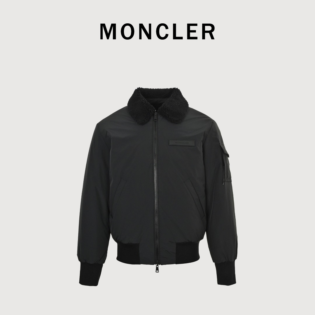 本地自取💰500
MONCLER蒙口MC 毛领双面飞行员羽绒外套
定制柔绒哑光锦织料，电脑机械充绒，优先通过制作内胆纸样，以确定充绒区域按照原版立体效果来确定每平方米羽绒的克重，从而计算出每个裁片的充绒量，电脑充绒机采用数字式称重单元，实现稳定计量 ，电脑模板机行线， 电脑模板机的行线工艺呈现出极高的工整度和平顺性，工艺师在操作过程中对尺寸的精确控制，确保每一条行线都符合设计要求，整个模板的线条流畅而统一 整洁美观，人体学立体裁剪，做工复杂，繁琐，时效慢，损耗高，人工重装开袋，针对泰迪绒高密度厚重面料，通过专用骨针在面料背面精准抬出袋口立体结构，分单层基础塑形与多层边缘加固两阶段操作，定制辅料，双面可穿
Size：1 2 3 4
