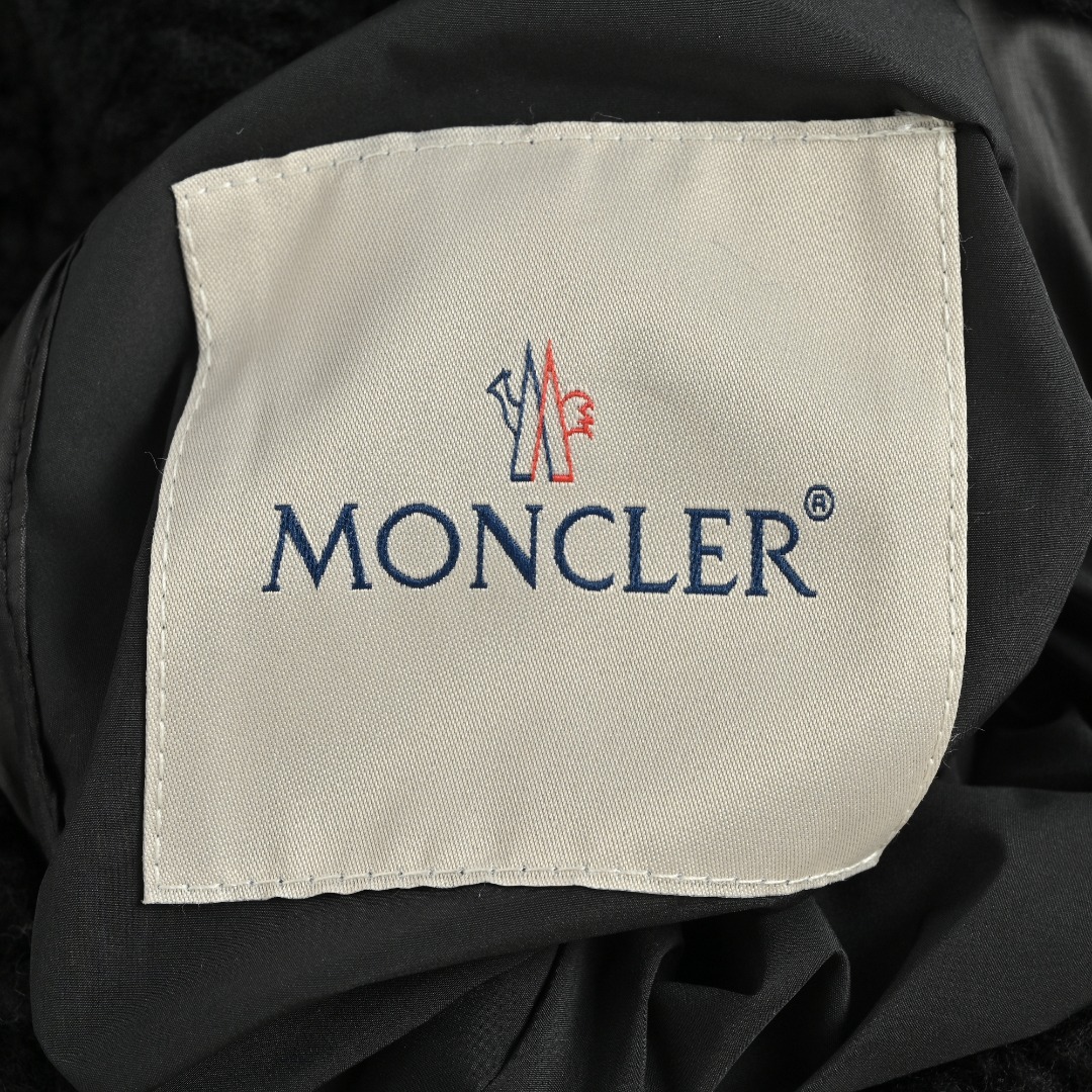本地自取💰500
MONCLER蒙口MC 毛领双面飞行员羽绒外套
定制柔绒哑光锦织料,电脑机械充绒,优先通过制作内胆纸样,以确定充绒区域按照原版立体效果来确定每平方米羽绒的克重,从而计算出每个裁片的充绒量,电脑充绒机采用数字式称重单元,实现稳定计量 ,电脑模板机行线, 电脑模板机的行线工艺呈现出极高的工整度和平顺性,工艺师在操作过程中对尺寸的精确控制,确保每一条行线都符合设计要求,整个模板的线条流畅而统一 整洁美观,人体学立体裁剪,做工复杂,繁琐,时效慢,损耗高,人工重装开袋,针对泰迪绒高密度厚重面料,通过专用骨针在面料背面精准抬出袋口立体结构,分单层基础塑形与多层边缘加固两阶段操作,定制辅料,双面可穿
Size:1 2 3 4