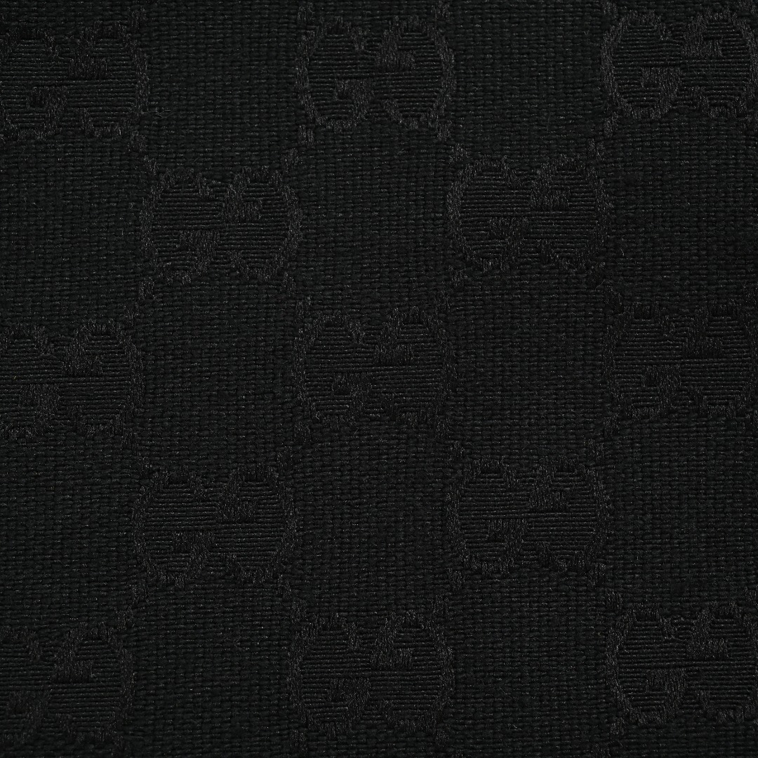 本地自取💰380
GUCCI古驰GUC 双面提花GG帆布尼龙夹克外套
原版23700购入,原版材质,正面提花定织经纱赛络纺,纯色面全棉尼龙混纺面料,进口大剑杆机色纺提花工艺,提花老花双g满印图案。激光裁床对照花位裁片,门襟双G左右平行对位,车位拼接工艺,裁片做到整齐对损耗极大。全身对位,对版,匠人精神。定做双面拉链。五金开模纽扣,尖领衣领设计,男女同款。
Size:46-52