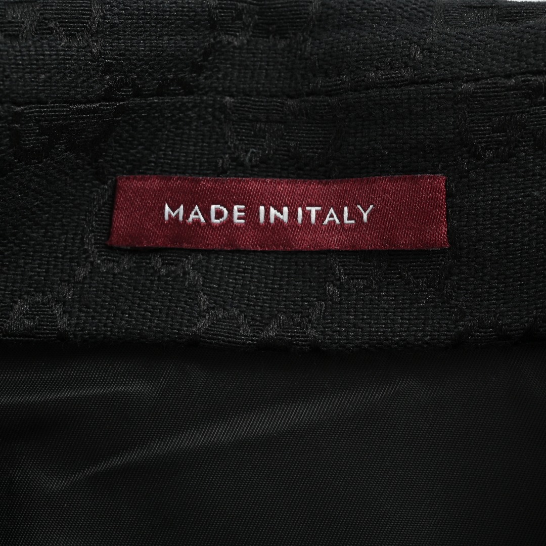 本地自取💰380
GUCCI古驰GUC 双面提花GG帆布尼龙夹克外套
原版23700购入,原版材质,正面提花定织经纱赛络纺,纯色面全棉尼龙混纺面料,进口大剑杆机色纺提花工艺,提花老花双g满印图案。激光裁床对照花位裁片,门襟双G左右平行对位,车位拼接工艺,裁片做到整齐对损耗极大。全身对位,对版,匠人精神。定做双面拉链。五金开模纽扣,尖领衣领设计,男女同款。
Size:46-52