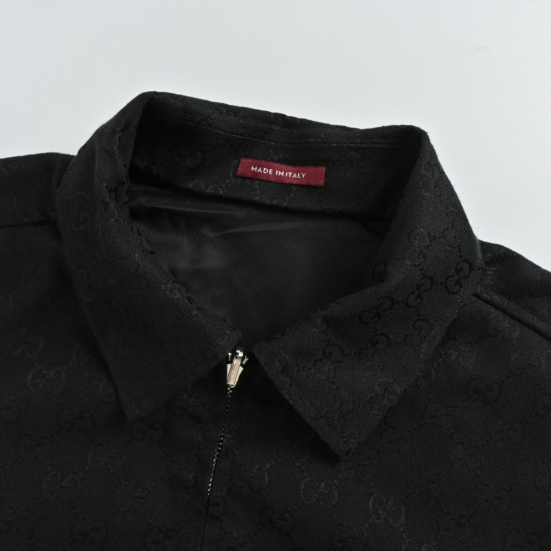 本地自取💰380
GUCCI古驰GUC 双面提花GG帆布尼龙夹克外套
原版23700购入,原版材质,正面提花定织经纱赛络纺,纯色面全棉尼龙混纺面料,进口大剑杆机色纺提花工艺,提花老花双g满印图案。激光裁床对照花位裁片,门襟双G左右平行对位,车位拼接工艺,裁片做到整齐对损耗极大。全身对位,对版,匠人精神。定做双面拉链。五金开模纽扣,尖领衣领设计,男女同款。
Size:46-52