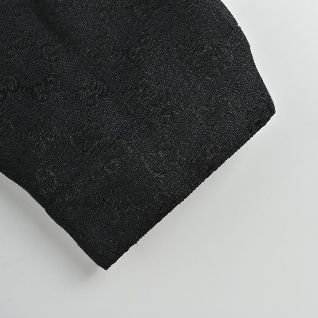 本地自取💰380
GUCCI古驰GUC 双面提花GG帆布尼龙夹克外套
原版23700购入,原版材质,正面提花定织经纱赛络纺,纯色面全棉尼龙混纺面料,进口大剑杆机色纺提花工艺,提花老花双g满印图案。激光裁床对照花位裁片,门襟双G左右平行对位,车位拼接工艺,裁片做到整齐对损耗极大。全身对位,对版,匠人精神。定做双面拉链。五金开模纽扣,尖领衣领设计,男女同款。
Size:46-52