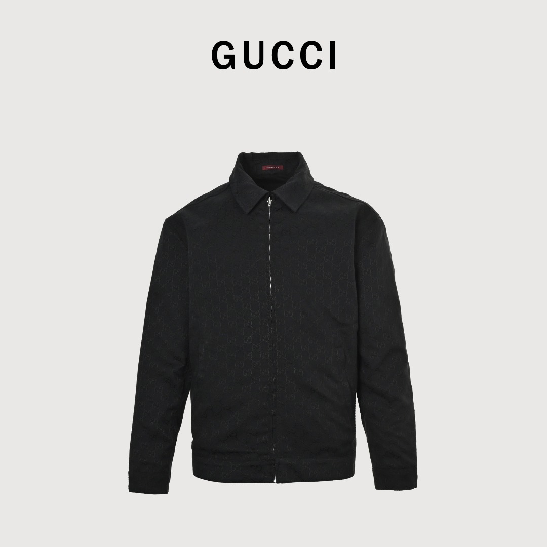 本地自取💰380
GUCCI古驰GUC 双面提花GG帆布尼龙夹克外套
原版23700购入，原版材质，正面提花定织经纱赛络纺，纯色面全棉尼龙混纺面料，进口大剑杆机色纺提花工艺，提花老花双g满印图案。激光裁床对照花位裁片，门襟双G左右平行对位，车位拼接工艺，裁片做到整齐对损耗极大。全身对位，对版，匠人精神。定做双面拉链。五金开模纽扣，尖领衣领设计，男女同款。
Size：46-52