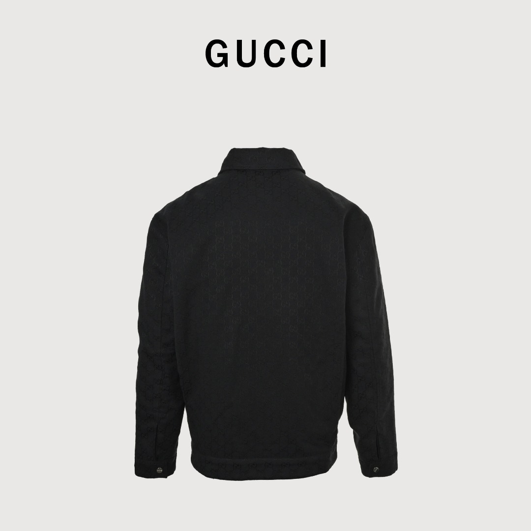 本地自取💰380
GUCCI古驰GUC 双面提花GG帆布尼龙夹克外套
原版23700购入,原版材质,正面提花定织经纱赛络纺,纯色面全棉尼龙混纺面料,进口大剑杆机色纺提花工艺,提花老花双g满印图案。激光裁床对照花位裁片,门襟双G左右平行对位,车位拼接工艺,裁片做到整齐对损耗极大。全身对位,对版,匠人精神。定做双面拉链。五金开模纽扣,尖领衣领设计,男女同款。
Size:46-52