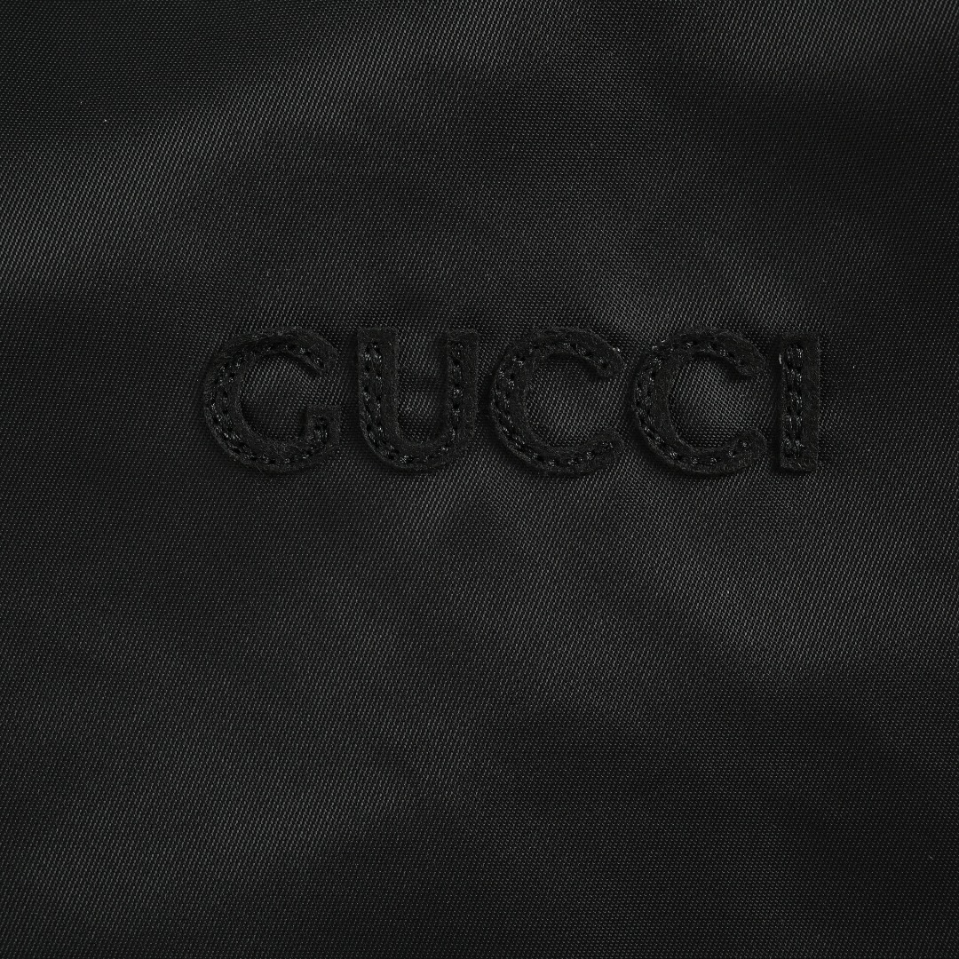 本地自取💰380
GUCCI古驰GUC 双面提花GG帆布尼龙夹克外套
原版23700购入,原版材质,正面提花定织经纱赛络纺,纯色面全棉尼龙混纺面料,进口大剑杆机色纺提花工艺,提花老花双g满印图案。激光裁床对照花位裁片,门襟双G左右平行对位,车位拼接工艺,裁片做到整齐对损耗极大。全身对位,对版,匠人精神。定做双面拉链。五金开模纽扣,尖领衣领设计,男女同款。
Size:46-52