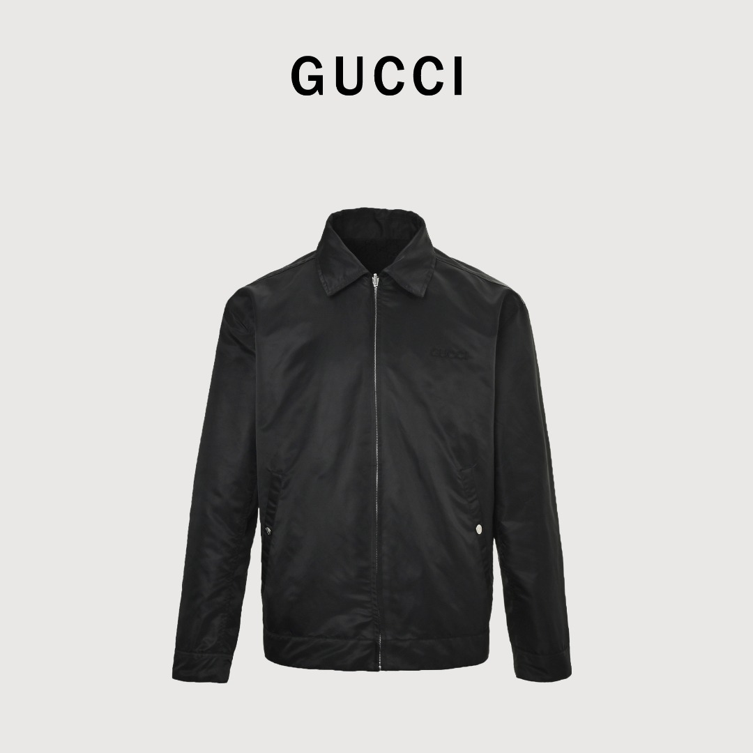 本地自取💰380
GUCCI古驰GUC 双面提花GG帆布尼龙夹克外套
原版23700购入,原版材质,正面提花定织经纱赛络纺,纯色面全棉尼龙混纺面料,进口大剑杆机色纺提花工艺,提花老花双g满印图案。激光裁床对照花位裁片,门襟双G左右平行对位,车位拼接工艺,裁片做到整齐对损耗极大。全身对位,对版,匠人精神。定做双面拉链。五金开模纽扣,尖领衣领设计,男女同款。
Size:46-52