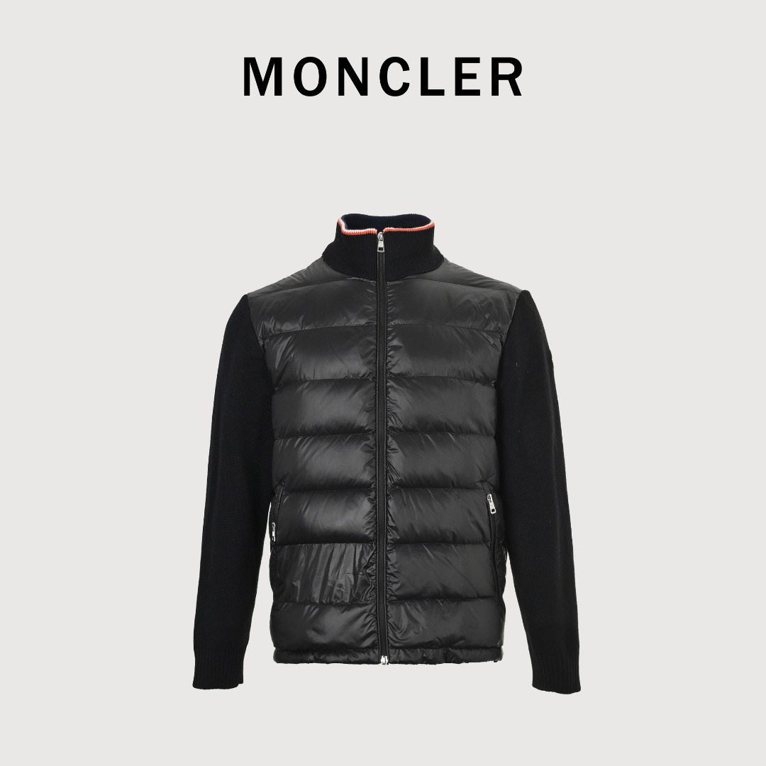 本地自取💰490
MONCLER蒙口MC 绗缝毛织拼接立领羽绒服
前身面料采用100%聚酯纤维高密编织而成，0.08mm厚度避免增加整体重量且顺滑，高密编织结构形成风阻层，保护保暖层热效率不流失，同时可承受羽绒膨胀压力，防止长期使用后变形破损。
使用较粗的纱线，织出有明显厚度和分量感的毛织面料，纹理清晰可见，有一种粗犷、复古的肌理感，且骨架感好，比较挺括，能长久保持衣物的廓形。同时提供了更多的静止空气层，锁住热量。
高质量白鸭绒填充，充绒量达130g，保暖效果极佳。
衣领处的三色饰边，汲取传统灵感，成为点睛之笔。顺滑的口袋拉链开合提升实用性和美感度。
Size：1 2 3 4