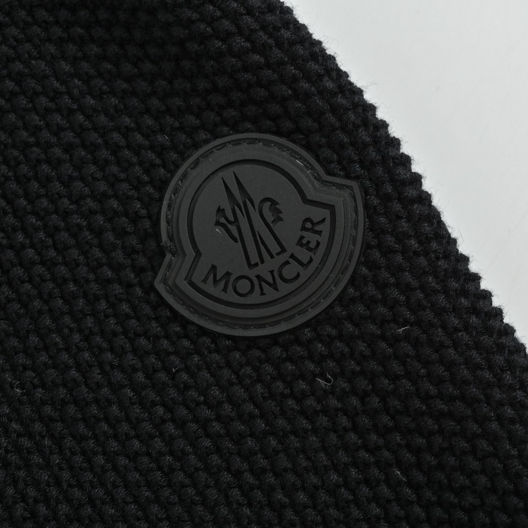 本地自取💰490
MONCLER蒙口MC 帽檐刺绣毛织拼接连帽羽绒服
选用100%锦纶制成的尼龙面料,通过先进的纺织技术,编织成紧密且坚韧的布料,提升骨架强度有效阻挡冷风侵袭,锁住羽绒层产生的暖空气,经过紧密的编织工艺和特殊处理之后使其具备防水防风等功能,表面形成一定的荷叶效应,同时抗皱不易变形,易于日常打理。
以羊毛为主体,结合了少量锦纶和氨纶,羊毛主体保证了衣物的保暖性和舒适度,少量锦纶与氨纶的加入使弹性和耐磨性得到显著提升。
帽檐处的字母绗缝标识采用轮廓绗缝工艺,缝线沿着设定好的轮廓边缘走线,将填充物压缩在字母图形内部,从而使得标识立体凸出,图案清晰。
采用90精选白鸭绒填充,克重达120g,确保蓬松回弹快,轻盈且保暖。
采用罗纹收袖口,舒适的贴合腕部,同时加强保暖性,配以细密柔软兜帽,穿戴时提升体验感。
Size:1 2 3 4