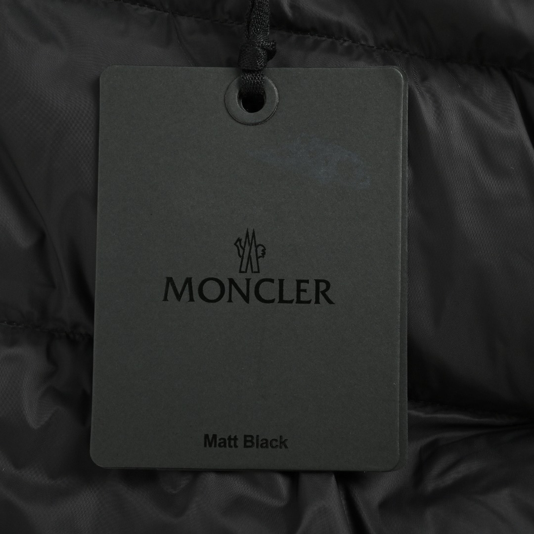 本地自取💰490
MONCLER蒙口MC 帽檐刺绣毛织拼接连帽羽绒服
选用100%锦纶制成的尼龙面料,通过先进的纺织技术,编织成紧密且坚韧的布料,提升骨架强度有效阻挡冷风侵袭,锁住羽绒层产生的暖空气,经过紧密的编织工艺和特殊处理之后使其具备防水防风等功能,表面形成一定的荷叶效应,同时抗皱不易变形,易于日常打理。
以羊毛为主体,结合了少量锦纶和氨纶,羊毛主体保证了衣物的保暖性和舒适度,少量锦纶与氨纶的加入使弹性和耐磨性得到显著提升。
帽檐处的字母绗缝标识采用轮廓绗缝工艺,缝线沿着设定好的轮廓边缘走线,将填充物压缩在字母图形内部,从而使得标识立体凸出,图案清晰。
采用90精选白鸭绒填充,克重达120g,确保蓬松回弹快,轻盈且保暖。
采用罗纹收袖口,舒适的贴合腕部,同时加强保暖性,配以细密柔软兜帽,穿戴时提升体验感。
Size:1 2 3 4