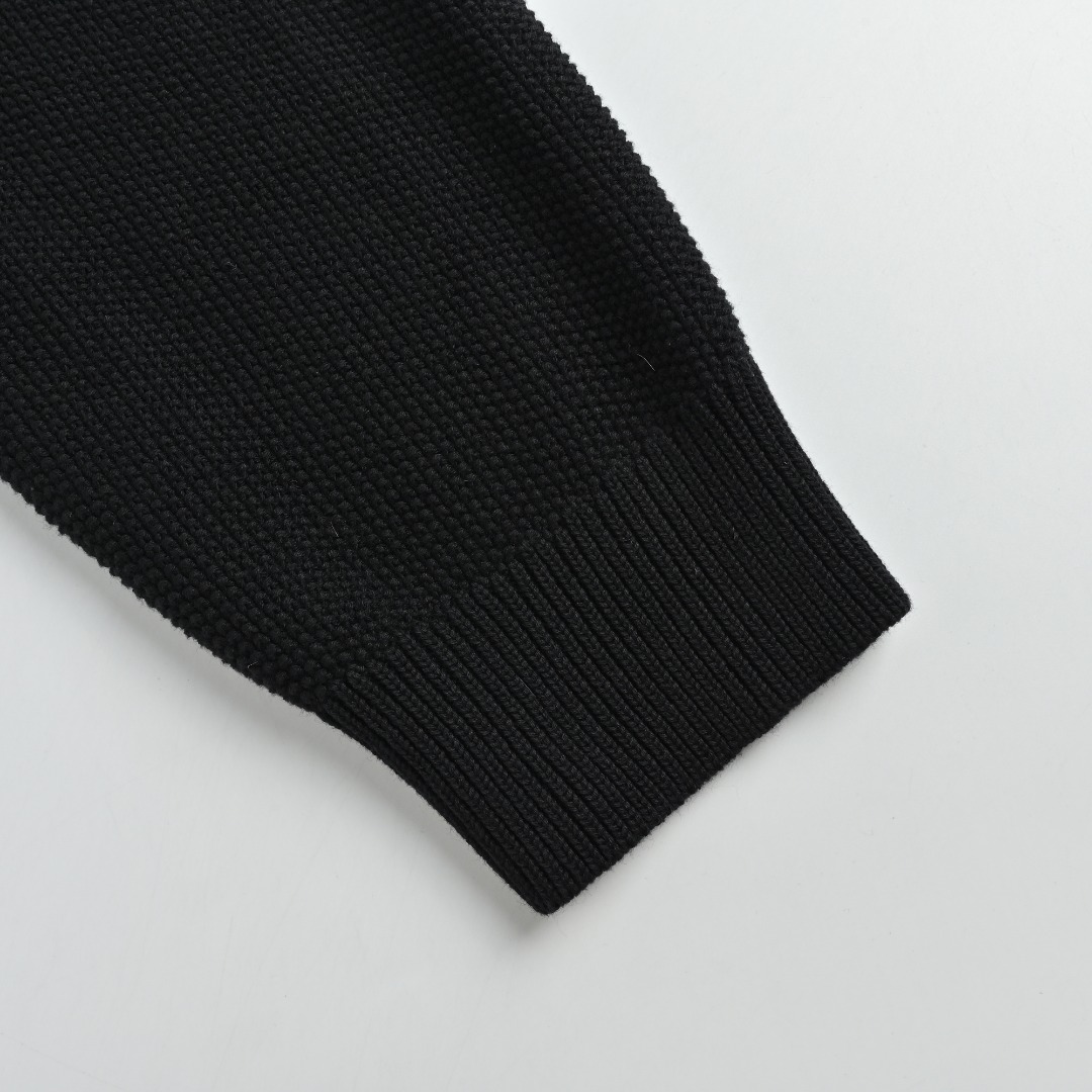 本地自取💰490
MONCLER蒙口MC 帽檐刺绣毛织拼接连帽羽绒服
选用100%锦纶制成的尼龙面料,通过先进的纺织技术,编织成紧密且坚韧的布料,提升骨架强度有效阻挡冷风侵袭,锁住羽绒层产生的暖空气,经过紧密的编织工艺和特殊处理之后使其具备防水防风等功能,表面形成一定的荷叶效应,同时抗皱不易变形,易于日常打理。
以羊毛为主体,结合了少量锦纶和氨纶,羊毛主体保证了衣物的保暖性和舒适度,少量锦纶与氨纶的加入使弹性和耐磨性得到显著提升。
帽檐处的字母绗缝标识采用轮廓绗缝工艺,缝线沿着设定好的轮廓边缘走线,将填充物压缩在字母图形内部,从而使得标识立体凸出,图案清晰。
采用90精选白鸭绒填充,克重达120g,确保蓬松回弹快,轻盈且保暖。
采用罗纹收袖口,舒适的贴合腕部,同时加强保暖性,配以细密柔软兜帽,穿戴时提升体验感。
Size:1 2 3 4