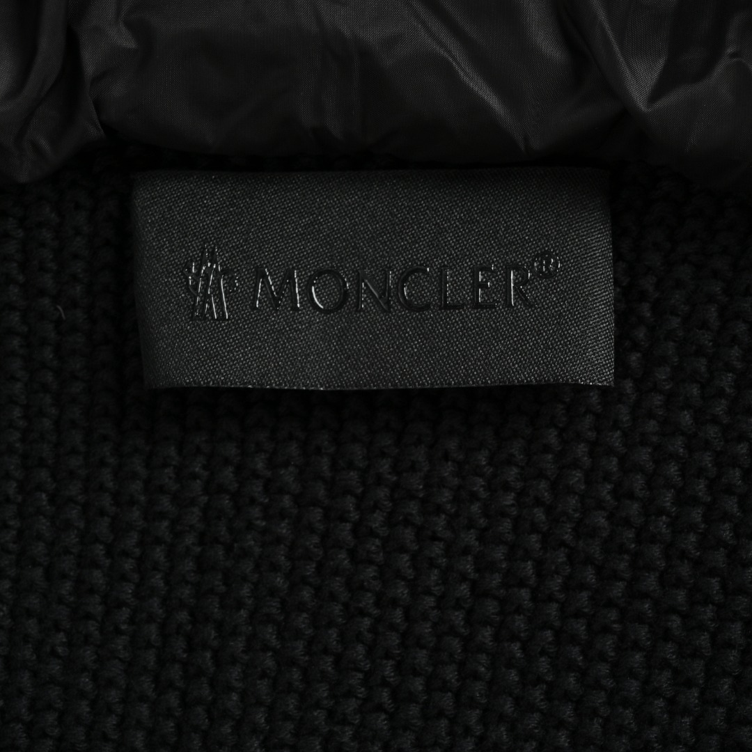 本地自取💰490
MONCLER蒙口MC 帽檐刺绣毛织拼接连帽羽绒服
选用100%锦纶制成的尼龙面料,通过先进的纺织技术,编织成紧密且坚韧的布料,提升骨架强度有效阻挡冷风侵袭,锁住羽绒层产生的暖空气,经过紧密的编织工艺和特殊处理之后使其具备防水防风等功能,表面形成一定的荷叶效应,同时抗皱不易变形,易于日常打理。
以羊毛为主体,结合了少量锦纶和氨纶,羊毛主体保证了衣物的保暖性和舒适度,少量锦纶与氨纶的加入使弹性和耐磨性得到显著提升。
帽檐处的字母绗缝标识采用轮廓绗缝工艺,缝线沿着设定好的轮廓边缘走线,将填充物压缩在字母图形内部,从而使得标识立体凸出,图案清晰。
采用90精选白鸭绒填充,克重达120g,确保蓬松回弹快,轻盈且保暖。
采用罗纹收袖口,舒适的贴合腕部,同时加强保暖性,配以细密柔软兜帽,穿戴时提升体验感。
Size:1 2 3 4