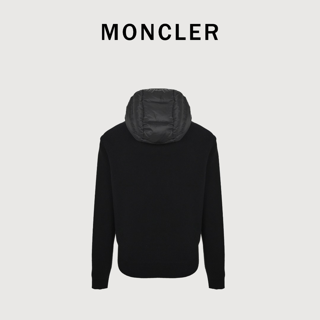 本地自取💰490
MONCLER蒙口MC 帽檐刺绣毛织拼接连帽羽绒服
选用100%锦纶制成的尼龙面料,通过先进的纺织技术,编织成紧密且坚韧的布料,提升骨架强度有效阻挡冷风侵袭,锁住羽绒层产生的暖空气,经过紧密的编织工艺和特殊处理之后使其具备防水防风等功能,表面形成一定的荷叶效应,同时抗皱不易变形,易于日常打理。
以羊毛为主体,结合了少量锦纶和氨纶,羊毛主体保证了衣物的保暖性和舒适度,少量锦纶与氨纶的加入使弹性和耐磨性得到显著提升。
帽檐处的字母绗缝标识采用轮廓绗缝工艺,缝线沿着设定好的轮廓边缘走线,将填充物压缩在字母图形内部,从而使得标识立体凸出,图案清晰。
采用90精选白鸭绒填充,克重达120g,确保蓬松回弹快,轻盈且保暖。
采用罗纹收袖口,舒适的贴合腕部,同时加强保暖性,配以细密柔软兜帽,穿戴时提升体验感。
Size:1 2 3 4