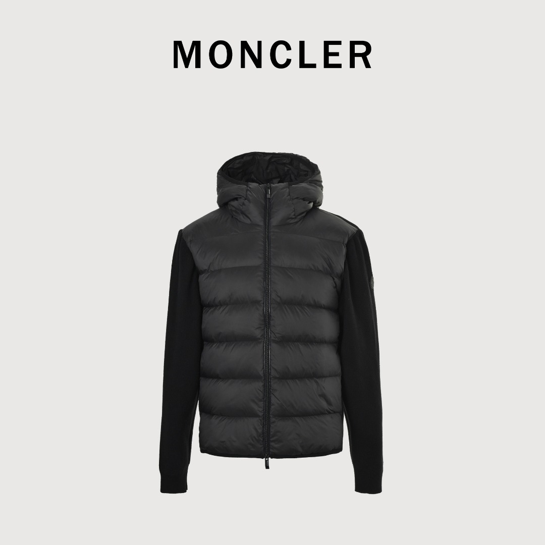 本地自取💰490
MONCLER蒙口MC 帽檐刺绣毛织拼接连帽羽绒服
选用100%锦纶制成的尼龙面料，通过先进的纺织技术，编织成紧密且坚韧的布料，提升骨架强度有效阻挡冷风侵袭，锁住羽绒层产生的暖空气，经过紧密的编织工艺和特殊处理之后使其具备防水防风等功能，表面形成一定的荷叶效应，同时抗皱不易变形，易于日常打理。
以羊毛为主体，结合了少量锦纶和氨纶，羊毛主体保证了衣物的保暖性和舒适度，少量锦纶与氨纶的加入使弹性和耐磨性得到显著提升。
帽檐处的字母绗缝标识采用轮廓绗缝工艺，缝线沿着设定好的轮廓边缘走线，将填充物压缩在字母图形内部，从而使得标识立体凸出，图案清晰。
采用90精选白鸭绒填充，克重达120g，确保蓬松回弹快，轻盈且保暖。
采用罗纹收袖口，舒适的贴合腕部，同时加强保暖性，配以细密柔软兜帽，穿戴时提升体验感。
Size：1 2 3 4