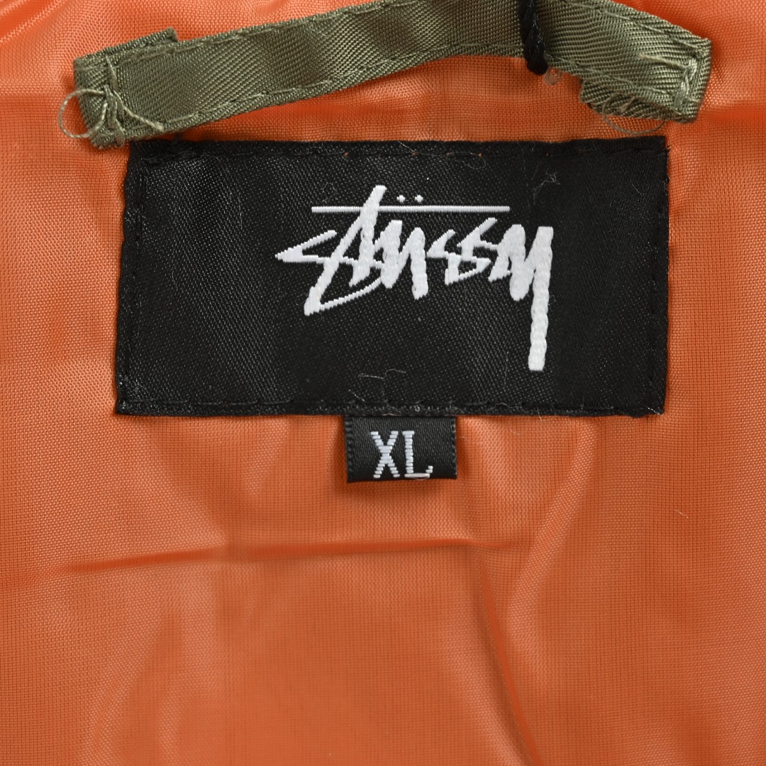 本地自取 💰280 Stussy & CDG 联名款刺绣飞行夹克外套 Stussy x CDG MA1 JACKET 40周年联名地图限定款面料采用军绿绸缎尼龙MA1作为本次联名的重磅单品。里衬撞色橙色绸缎面里提升了舒适感。背后的绣花延续了地球元素,以冲浪板的形式呈现、绣花为特殊立体插针绣为花型提升了饱满圆润感。螺纹区别普通材质织法,采用双股混纱工艺,全套辅料正品开模,Ykk同厂定制全铜拉链+定制皮绳拉头,一条拉链的成本是普通树脂拉链的十倍造价,后背绣花进口绣花机重工平绣而成,总针数15万针极其耗费工时与成本,年度重磅奉献,某物同款售价3000+,这里不用十分之一的价格为您省钱安排! 颜色;军绿色 Size:M-XXL