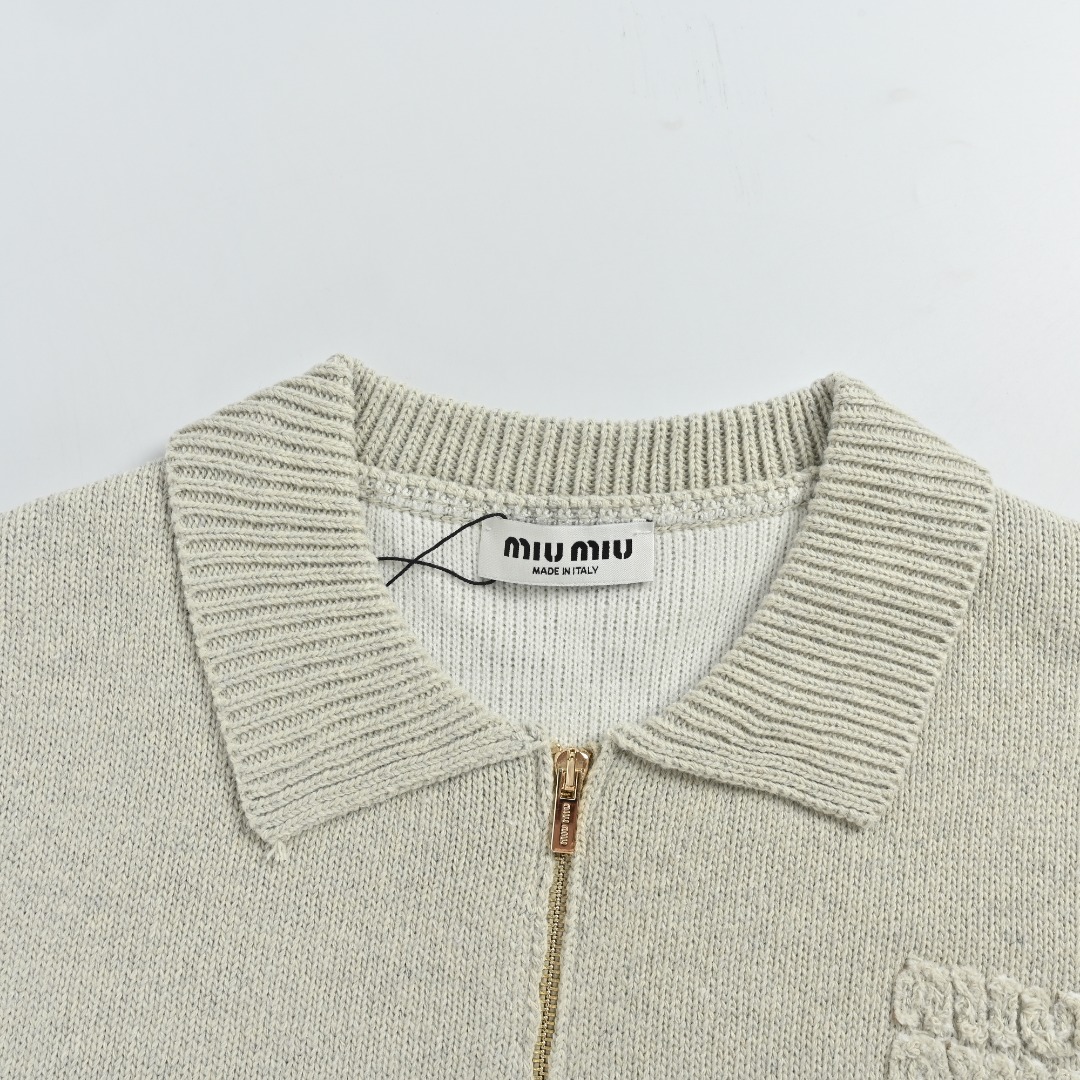 本地自取💰300 Miu Miu 麻灰羊毛外套 主体面料选用了高品质羊毛与天然纤维混纺,这种混纺并非简单的叠加,而是为了精准平衡羊毛的保暖、柔软与其他纤维的韧性、抗皱或弹力性能,为后续复杂工艺提供稳定且高级的基底,麻灰纹理,色彩上采用了高级的“麻灰色”,这种色调并非单一平染,而是通过不同深浅的灰白、本白或黑色纤维在纺纱阶段就以特定比例混合纺制,从而形成一种天然、随机且富有层次感的杂色纹理,这种工艺避免了人工印染的呆板,赋予了织物一种未经雕琢的原始高级感与独特的复古气息,在成衣的左前幅,通过高精度激光设备,对羊毛面料表面进行可控的、局部的碳化处理。激光后刺绣从而形成预设的图案或肌理,7针大钩工艺,“7针”代表每英寸有7根针,属于中等偏粗的针距。这种针距织出的织物纹理清晰、立体感强,手感厚实丰满,非常适合秋冬单品,能很好地展现羊毛的肌理质感。“大钩”则指代特殊的织针或钩编结构,能够制造出更为独特、孔隙较大或更具浮雕效果的复杂花型,莱卡拉架核心系统,这是整个织造技术的精髓,体现了复杂的“三明治”结构,这种结构将色彩分离与功能支撑完美结合。它赋予了毛衣远超普通针织品的卓越回弹性、塑形能力和抗褶皱性能,确保衣物在穿着后能迅速恢复原状,保形性极佳,同时,双色纱线的使用通过特殊的嵌花工艺,创造出更为微妙和复杂的双面视觉效果 Size:38 40 42