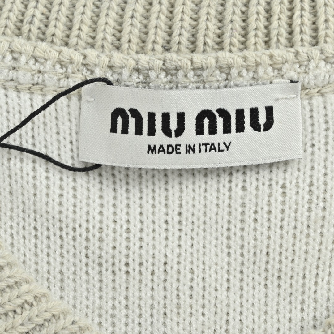 本地自取💰300 Miu Miu 麻灰羊毛外套 主体面料选用了高品质羊毛与天然纤维混纺,这种混纺并非简单的叠加,而是为了精准平衡羊毛的保暖、柔软与其他纤维的韧性、抗皱或弹力性能,为后续复杂工艺提供稳定且高级的基底,麻灰纹理,色彩上采用了高级的“麻灰色”,这种色调并非单一平染,而是通过不同深浅的灰白、本白或黑色纤维在纺纱阶段就以特定比例混合纺制,从而形成一种天然、随机且富有层次感的杂色纹理,这种工艺避免了人工印染的呆板,赋予了织物一种未经雕琢的原始高级感与独特的复古气息,在成衣的左前幅,通过高精度激光设备,对羊毛面料表面进行可控的、局部的碳化处理。激光后刺绣从而形成预设的图案或肌理,7针大钩工艺,“7针”代表每英寸有7根针,属于中等偏粗的针距。这种针距织出的织物纹理清晰、立体感强,手感厚实丰满,非常适合秋冬单品,能很好地展现羊毛的肌理质感。“大钩”则指代特殊的织针或钩编结构,能够制造出更为独特、孔隙较大或更具浮雕效果的复杂花型,莱卡拉架核心系统,这是整个织造技术的精髓,体现了复杂的“三明治”结构,这种结构将色彩分离与功能支撑完美结合。它赋予了毛衣远超普通针织品的卓越回弹性、塑形能力和抗褶皱性能,确保衣物在穿着后能迅速恢复原状,保形性极佳,同时,双色纱线的使用通过特殊的嵌花工艺,创造出更为微妙和复杂的双面视觉效果 Size:38 40 42