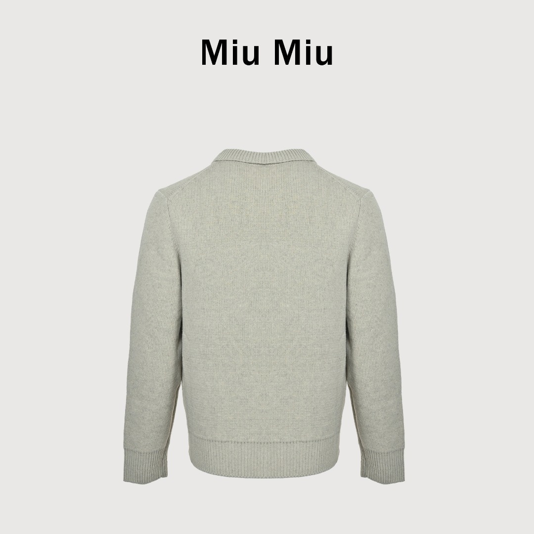 本地自取💰300 Miu Miu 麻灰羊毛外套 主体面料选用了高品质羊毛与天然纤维混纺,这种混纺并非简单的叠加,而是为了精准平衡羊毛的保暖、柔软与其他纤维的韧性、抗皱或弹力性能,为后续复杂工艺提供稳定且高级的基底,麻灰纹理,色彩上采用了高级的“麻灰色”,这种色调并非单一平染,而是通过不同深浅的灰白、本白或黑色纤维在纺纱阶段就以特定比例混合纺制,从而形成一种天然、随机且富有层次感的杂色纹理,这种工艺避免了人工印染的呆板,赋予了织物一种未经雕琢的原始高级感与独特的复古气息,在成衣的左前幅,通过高精度激光设备,对羊毛面料表面进行可控的、局部的碳化处理。激光后刺绣从而形成预设的图案或肌理,7针大钩工艺,“7针”代表每英寸有7根针,属于中等偏粗的针距。这种针距织出的织物纹理清晰、立体感强,手感厚实丰满,非常适合秋冬单品,能很好地展现羊毛的肌理质感。“大钩”则指代特殊的织针或钩编结构,能够制造出更为独特、孔隙较大或更具浮雕效果的复杂花型,莱卡拉架核心系统,这是整个织造技术的精髓,体现了复杂的“三明治”结构,这种结构将色彩分离与功能支撑完美结合。它赋予了毛衣远超普通针织品的卓越回弹性、塑形能力和抗褶皱性能,确保衣物在穿着后能迅速恢复原状,保形性极佳,同时,双色纱线的使用通过特殊的嵌花工艺,创造出更为微妙和复杂的双面视觉效果 Size:38 40 42