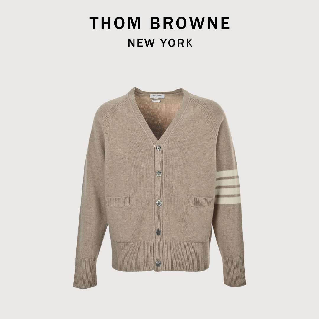本地自取💰400 Thom Browne 25Fw K32卡其四杠开衫外套 采用百分百澳洲美利奴羊毛精心打造,与普通羊毛相比,澳毛具有更好的垂坠感和动感,延展性极佳,能长久保持衣物原有形态,面料经过精纺工艺处理,反复梳理去除羊毛中的分叉和杂毛,使成品特别细腻柔软,织法细密紧实,走线整齐,拿到手就能感受到它与普通毛衣的质感差异,14针STOLL横机织造工艺让织物回弹性极佳,久穿不易变形,采用深海贝壳扣,每颗手工缝制,罗纹下摆和袖口设计,比平针织法多耗30%工时,但能完美避免卷边尴尬,版型专为亚洲人身形设计的修身H版型,做到有余量又不松垮,柔和上身曲线,洗涤建议手洗或者轻柔机洗,机洗请单独单件套洗衣袋轻柔机洗,不能烘干和热水洗涤,不能长时间浸泡暴晒,正确的洗涤方式可使衣服使用寿命延长 Size:2 3 4 5
