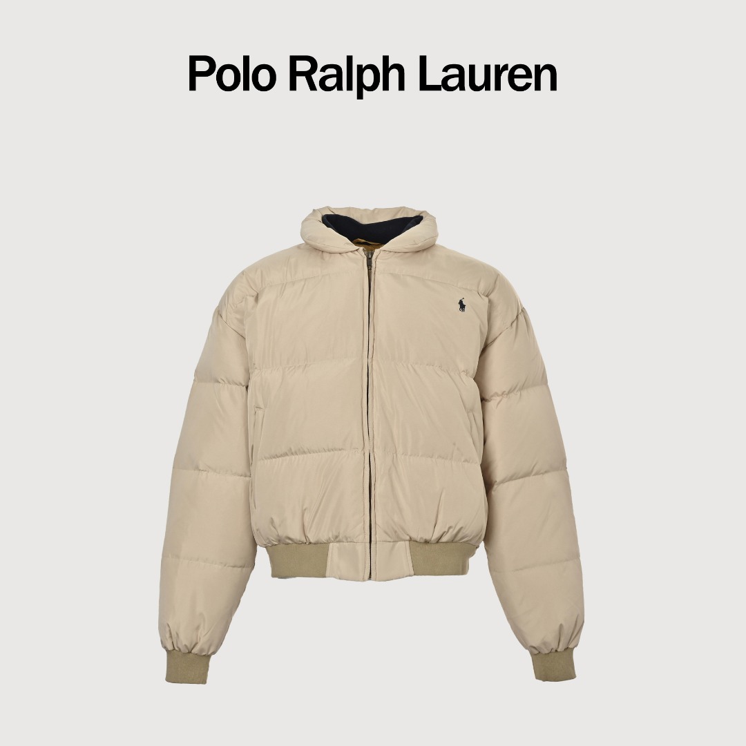 Ralph Lauren/拉夫劳伦 中古小马标羽绒服 -广检90白鸭绒,绒子含量达到87.5%,每一朵都是大朵绒 -S码填充300克,M码填充315克,L码填充330克,XL码填充345克 这两款产自1990年代的小马羽绒服风格各不相同,沉淀至今40余年,7月底特意赶到上海知名的拉夫vintage买手店购入,据店主说这两款全球目前只有个位数完好存在,国内完整版只有这两件是他之前在洛杉矶收购,穿它完全不用担心撞衫,以最高标准复刻原版工艺,确保每一处细节都经得起岁月考验,沿用240T春亚纺面料,并经过后期定染与特殊手感处理,还原了原版的独特光泽与触感,同时具备优异的防风防水性能,复古金属按扣、拉链以及立领、袖口的经典设计,配合充满量感的绗缝线条,完整复刻了00年代对工艺的执着追求,采用高士线与百灵达绣花机精密绣制,图案清晰立体,牢固耐磨,历久弥新,填充物为实打实的90广检白鸭绒,绒含量100%,绒子含量高达87.5%,精选大朵绒,蓬松度与保暖性堪称鸭绒界的天花板,锁温能力惊人,轻盈无物却温暖如春,支持专业检测,绝无虚标,无论是休闲还是都市街头,这件羽绒服都能轻松融入,提升整体造型的质感,男女同款