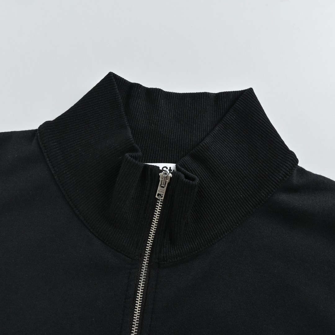 本地自取💰240 Acne Studios 25FW 拉链立领外套 克重精准达到380G,这是一种经过测算的完美平衡一既保证了外套挺阔有型的轮廓感和垂坠感,又避免了过于厚重带来的臃肿与闷热。染料采用进口环保活性染料,经过特殊洗水工艺处理,使色彩牢固度高且呈现出一种微妙的做旧复古色调,而非生硬的新货感。拉链经过特殊的表层钝化处理,呈现出一种均匀且富有磨砂质感的做旧效果。采用高密度打底刺绣,使图案饱满立体,触感扎实,绝不会露出底布。 尺码:S-XL