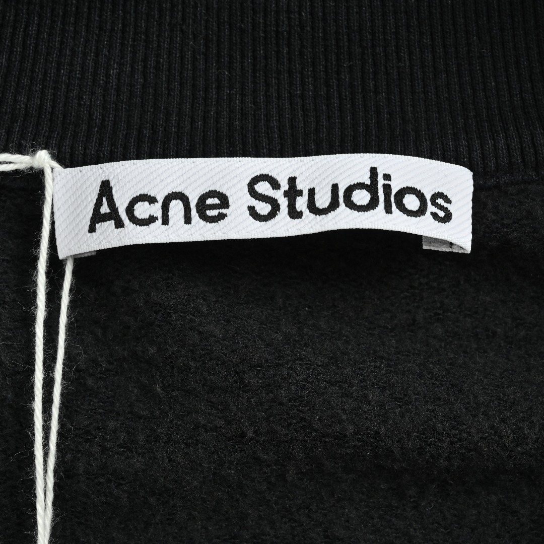 本地自取💰240 Acne Studios 25FW 拉链立领外套 克重精准达到380G,这是一种经过测算的完美平衡一既保证了外套挺阔有型的轮廓感和垂坠感,又避免了过于厚重带来的臃肿与闷热。染料采用进口环保活性染料,经过特殊洗水工艺处理,使色彩牢固度高且呈现出一种微妙的做旧复古色调,而非生硬的新货感。拉链经过特殊的表层钝化处理,呈现出一种均匀且富有磨砂质感的做旧效果。采用高密度打底刺绣,使图案饱满立体,触感扎实,绝不会露出底布。 尺码:S-XL